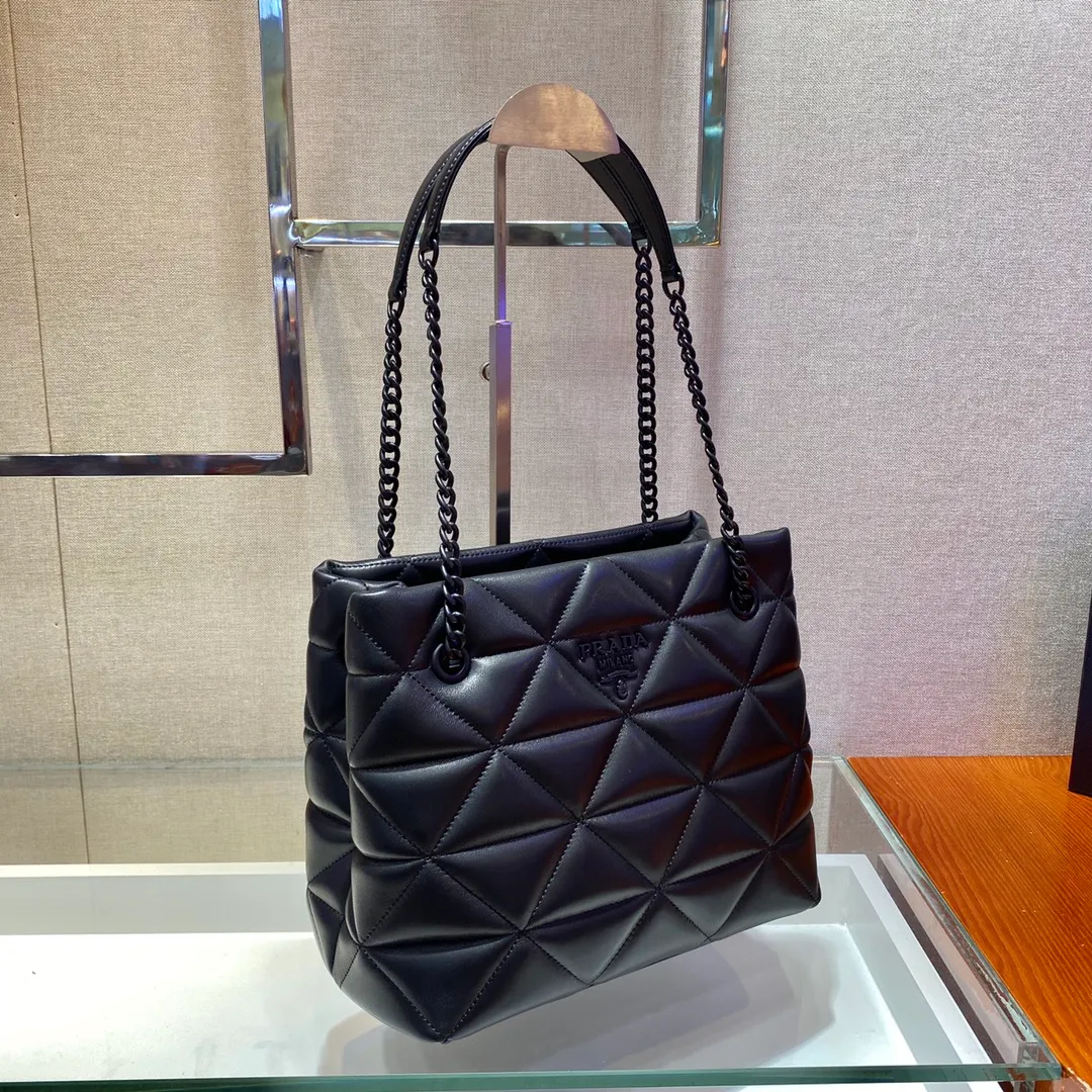 💰1900🎉New tote bag🎉1BG298, this 🙃 quilted nappa leather creates a romantic geometric pattern on this tote bag, and a metal logo decoration is like the finishing touch🎉🎉 Made of quilted nappa leather, sliding same-color metal chain shoulder strap with leather shoulder pad, two internal pockets, one of which is zippered, logo nylon lining, lightweight and stylish Length 26.5x Height 22x Bottom 14cm