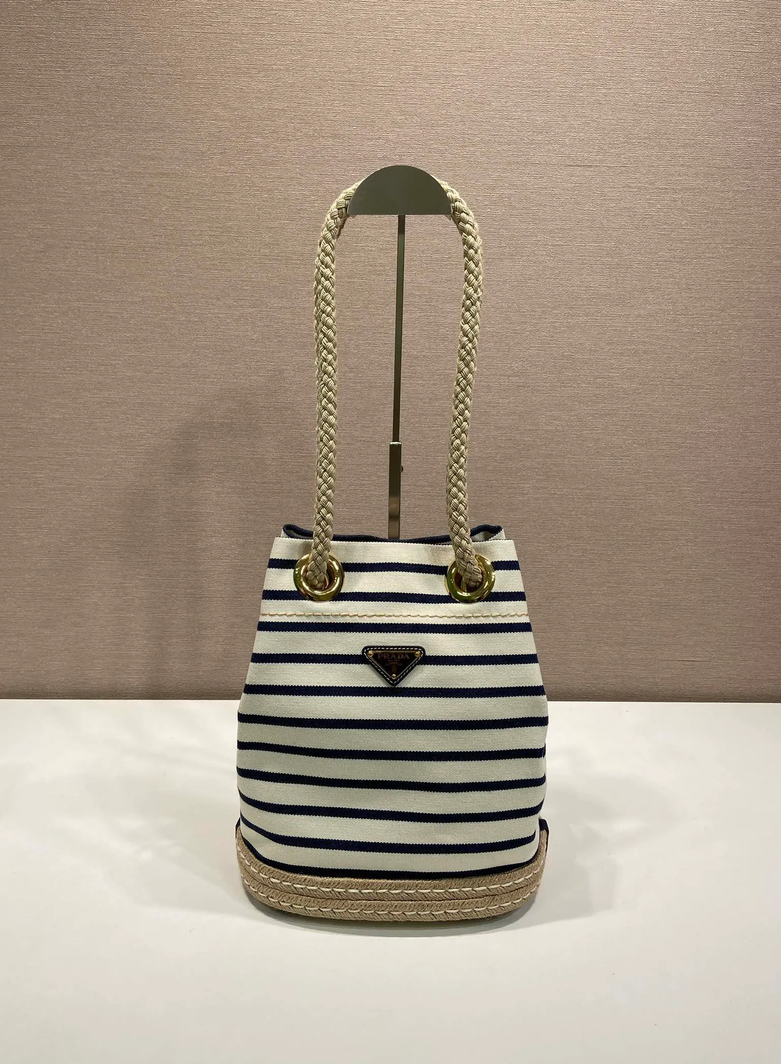 💰1160🎉New Bucket Bag🎉1BE082 Striped Style🎉🎉 This fabric bucket bag is decorated with nautical striped patterns to add color to the look. The design of the bottom is inspired by espadrilles, and the rope is another detail element symbolizing the nautical world, which together create a strong summer style. Top-grade hardware, large capacity, very casual and fashionable, a must-have for summer, and a popular style that will never go out of style. Baby, hurry up and get it🎉🎉 Length 28x Height 23.5x Bottom 15cm🎉🎉🎉💰💰💰