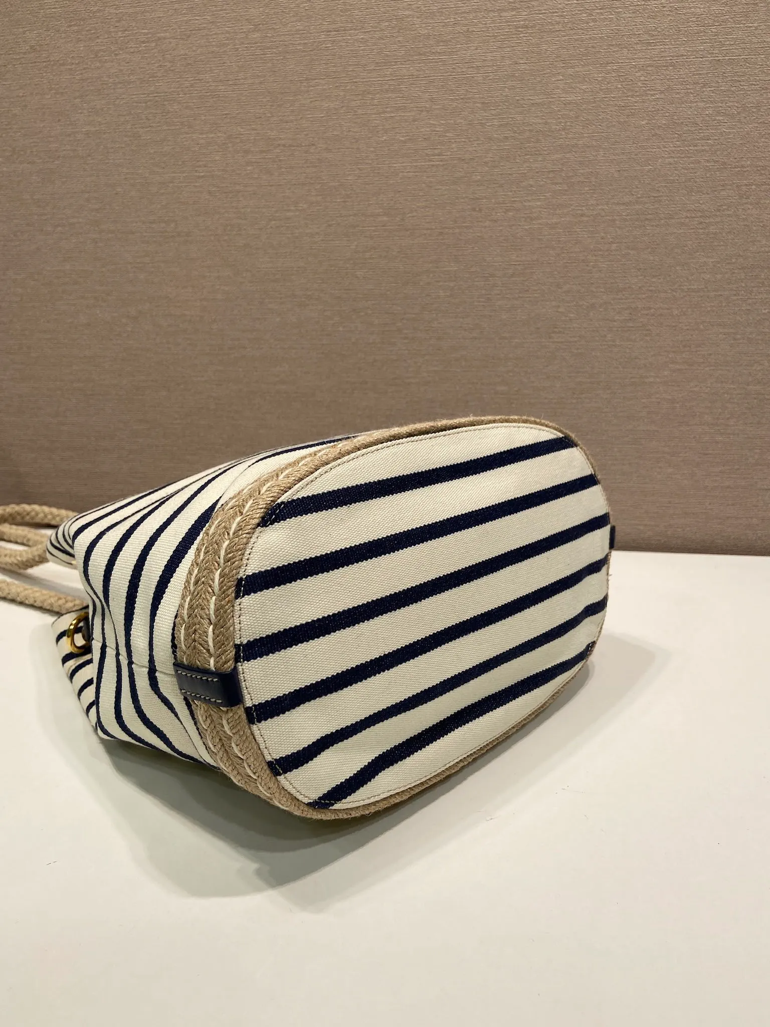 💰1160🎉New Bucket Bag🎉1BE082 Striped Style🎉🎉 This fabric bucket bag is decorated with nautical striped patterns to add color to the look. The design of the bottom is inspired by espadrilles, and the rope is another detail element symbolizing the nautical world, which together create a strong summer style. Top-grade hardware, large capacity, very casual and fashionable, a must-have for summer, and a popular style that will never go out of style. Baby, hurry up and get it🎉🎉 Length 28x Height 23.5x Bottom 15cm🎉🎉🎉💰💰💰