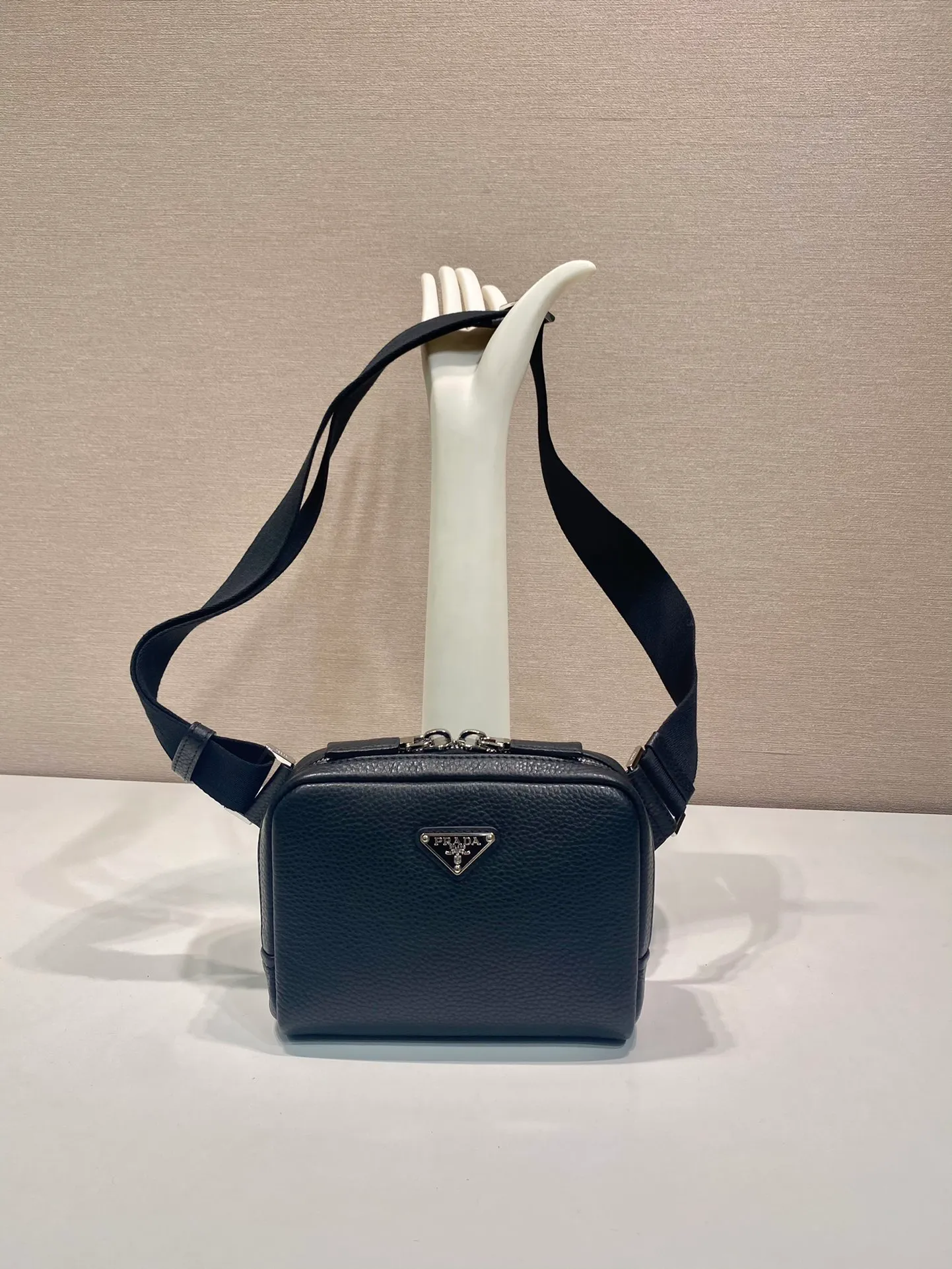 p900¥🎉New chest bag🎉2VH184 small🎉🎉 This leather shoulder bag chest bag adopts fashionable and smooth line design and layered silhouette, with adjustable webbing and imported deerskin and cowhide. It feels comfortable and luxurious, and can be used as a chest bag or shoulder bag. Large capacity space. The upper body effect is fashionable and trendy, and it is a popular style that will never go out of style🎉🎉 Length 19.5 height 13.5x bottom 6cm🎉🎉🎉👏👏👏