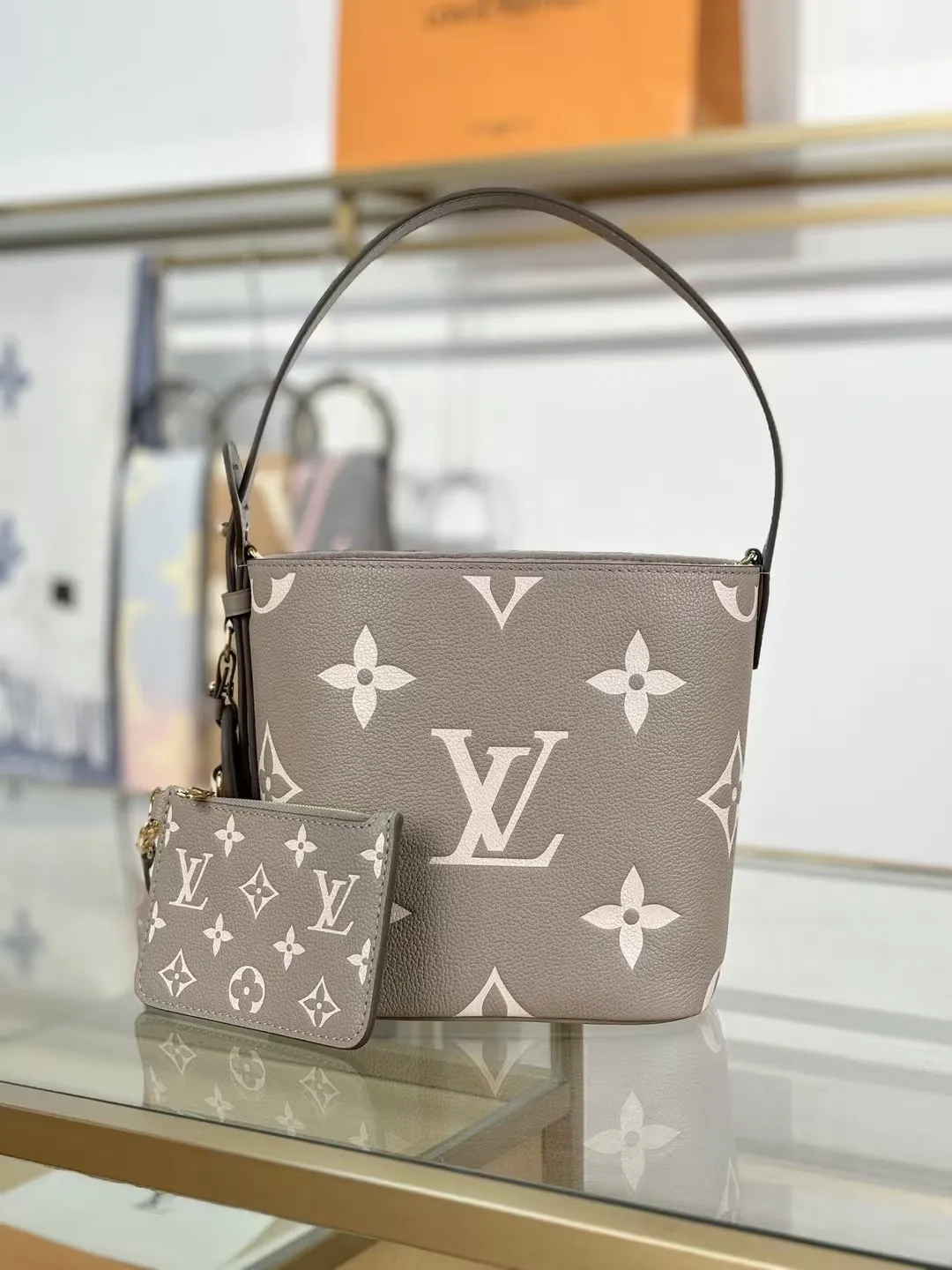 P¥1460👉nfc163C01 dynamic chip👈 [100% MB special grade original leather, all steel hardware] This All In BB handbag integrates modern design concepts into elegant silhouette and ample space. Monogram Empreinte leather craftsmanship creates a simple bucket bag structure, the iconic nameplate and metal padlock highlight the exquisite details, and the adjustable handle pays homage to the brand's trunk-making heritage. Embossed grained cow leather - Cow leather trim - Textile lining - Metal hardware - Magnetic and hook closure - Removable zippered interior pocket - A brand name - Padlock - Holds your smartphone, keys, Zippy wallet and headphones - Shoulder strap: non-detachable, adjustable! ! Model: M13045; Size: 16x18x12CM