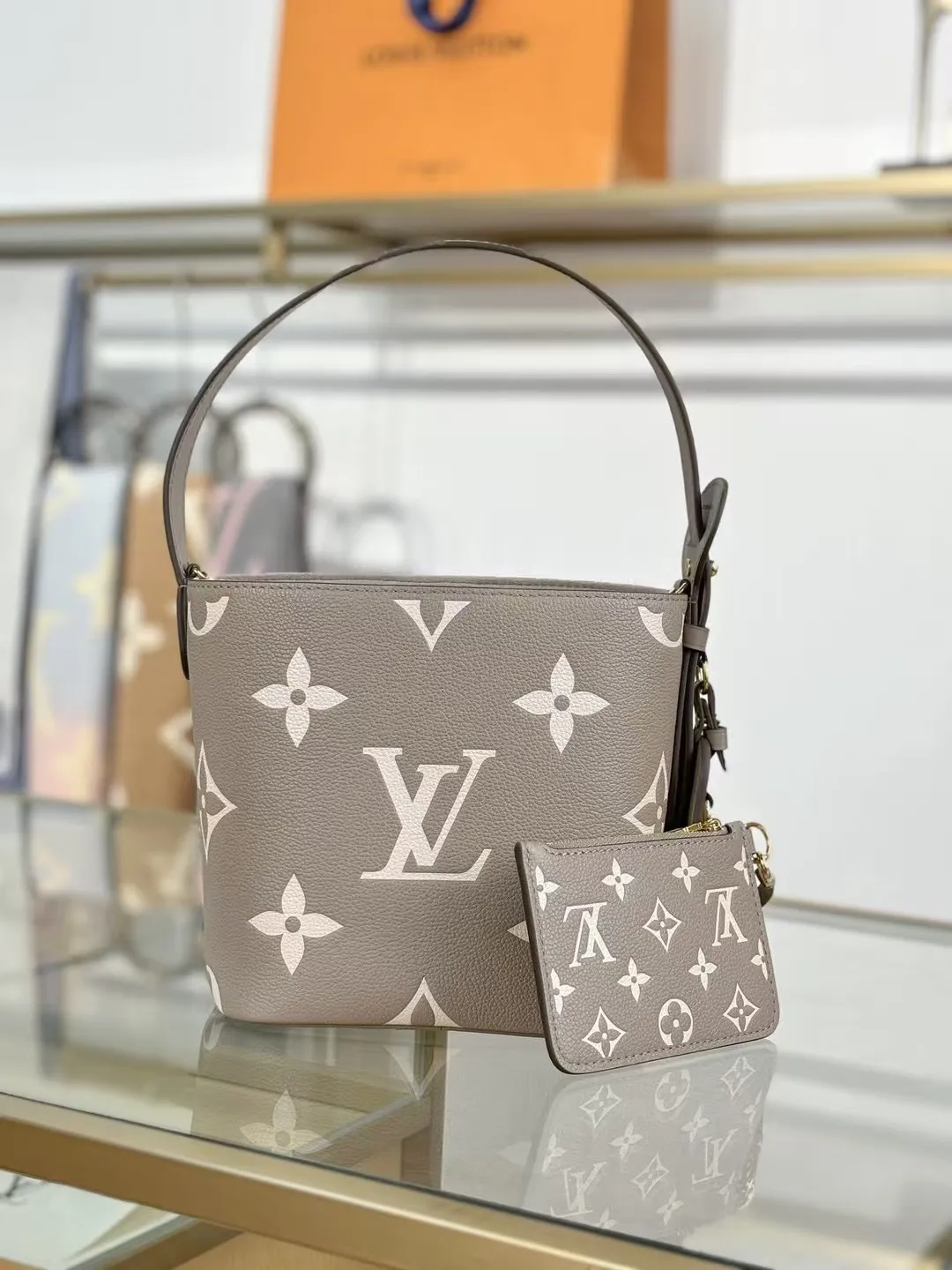 P¥1460👉nfc163C01 dynamic chip👈 [100% MB special grade original leather, all steel hardware] This All In BB handbag integrates modern design concepts into elegant silhouette and ample space. Monogram Empreinte leather craftsmanship creates a simple bucket bag structure, the iconic nameplate and metal padlock highlight the exquisite details, and the adjustable handle pays homage to the brand's trunk-making heritage. Embossed grained cow leather - Cow leather trim - Textile lining - Metal hardware - Magnetic and hook closure - Removable zippered interior pocket - A brand name - Padlock - Holds your smartphone, keys, Zippy wallet and headphones - Shoulder strap: non-detachable, adjustable! ! Model: M13045; Size: 16x18x12CM