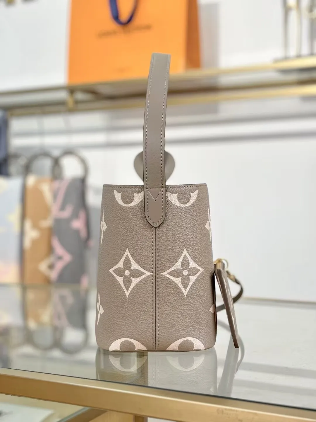 P¥1460👉nfc163C01 dynamic chip👈 [100% MB special grade original leather, all steel hardware] This All In BB handbag integrates modern design concepts into elegant silhouette and ample space. Monogram Empreinte leather craftsmanship creates a simple bucket bag structure, the iconic nameplate and metal padlock highlight the exquisite details, and the adjustable handle pays homage to the brand's trunk-making heritage. Embossed grained cow leather - Cow leather trim - Textile lining - Metal hardware - Magnetic and hook closure - Removable zippered interior pocket - A brand name - Padlock - Holds your smartphone, keys, Zippy wallet and headphones - Shoulder strap: non-detachable, adjustable! ! Model: M13045; Size: 16x18x12CM