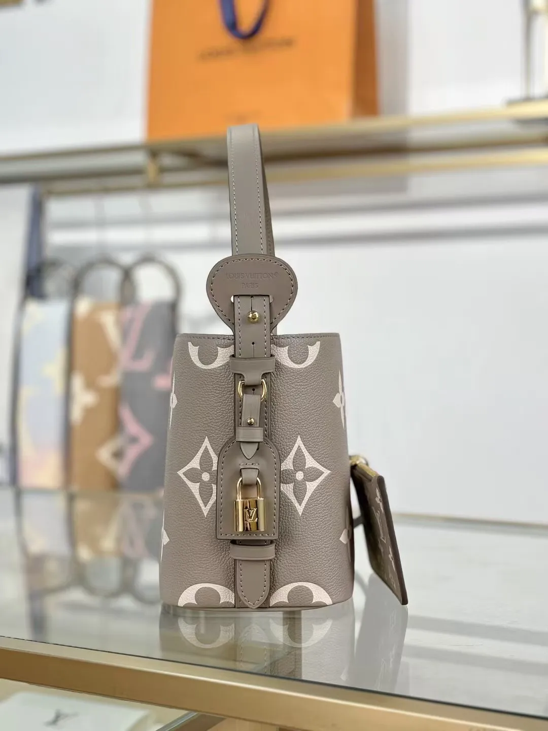 P¥1460👉nfc163C01 dynamic chip👈 [100% MB special grade original leather, all steel hardware] This All In BB handbag integrates modern design concepts into elegant silhouette and ample space. Monogram Empreinte leather craftsmanship creates a simple bucket bag structure, the iconic nameplate and metal padlock highlight the exquisite details, and the adjustable handle pays homage to the brand's trunk-making heritage. Embossed grained cow leather - Cow leather trim - Textile lining - Metal hardware - Magnetic and hook closure - Removable zippered interior pocket - A brand name - Padlock - Holds your smartphone, keys, Zippy wallet and headphones - Shoulder strap: non-detachable, adjustable! ! Model: M13045; Size: 16x18x12CM