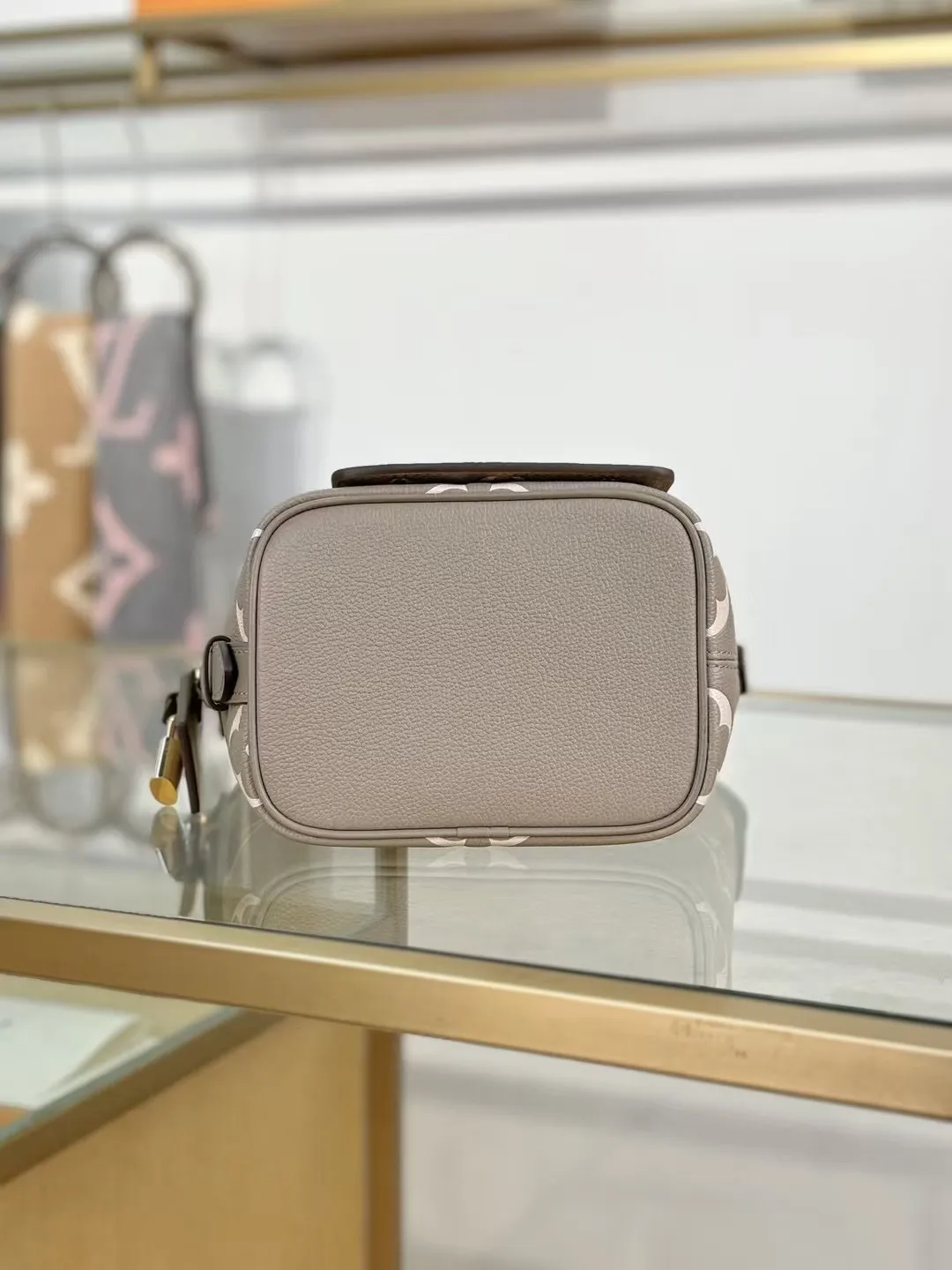 P¥1460👉nfc163C01 dynamic chip👈 [100% MB special grade original leather, all steel hardware] This All In BB handbag integrates modern design concepts into elegant silhouette and ample space. Monogram Empreinte leather craftsmanship creates a simple bucket bag structure, the iconic nameplate and metal padlock highlight the exquisite details, and the adjustable handle pays homage to the brand's trunk-making heritage. Embossed grained cow leather - Cow leather trim - Textile lining - Metal hardware - Magnetic and hook closure - Removable zippered interior pocket - A brand name - Padlock - Holds your smartphone, keys, Zippy wallet and headphones - Shoulder strap: non-detachable, adjustable! ! Model: M13045; Size: 16x18x12CM