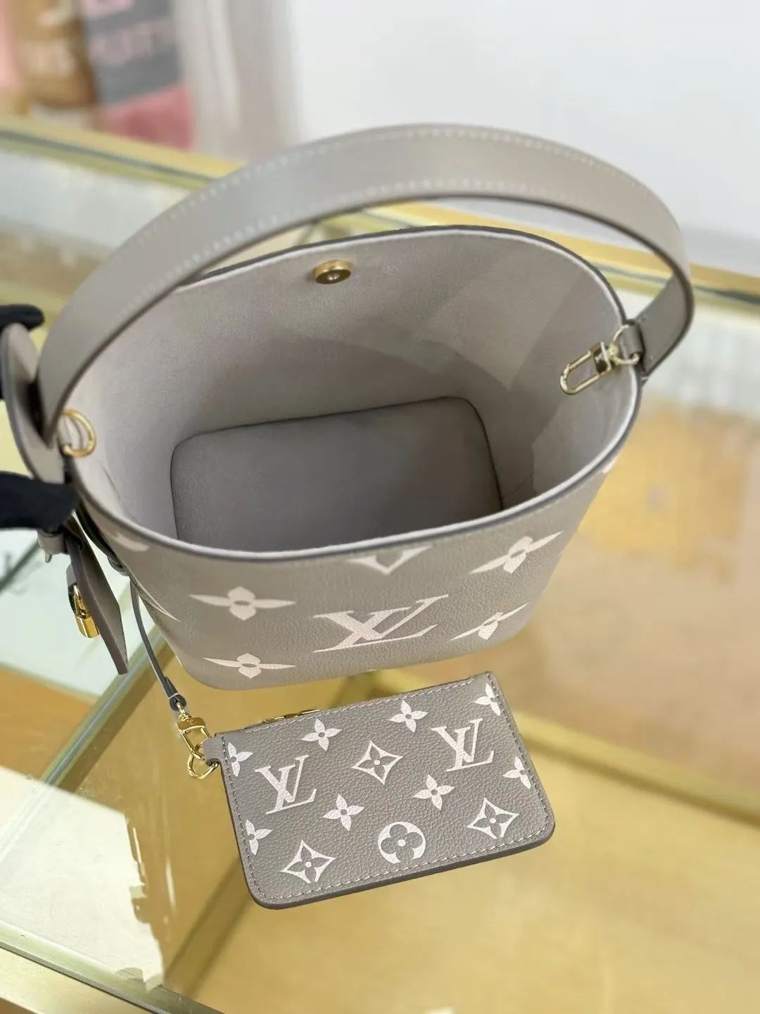 P¥1460👉nfc163C01 dynamic chip👈 [100% MB special grade original leather, all steel hardware] This All In BB handbag integrates modern design concepts into elegant silhouette and ample space. Monogram Empreinte leather craftsmanship creates a simple bucket bag structure, the iconic nameplate and metal padlock highlight the exquisite details, and the adjustable handle pays homage to the brand's trunk-making heritage. Embossed grained cow leather - Cow leather trim - Textile lining - Metal hardware - Magnetic and hook closure - Removable zippered interior pocket - A brand name - Padlock - Holds your smartphone, keys, Zippy wallet and headphones - Shoulder strap: non-detachable, adjustable! ! Model: M13045; Size: 16x18x12CM