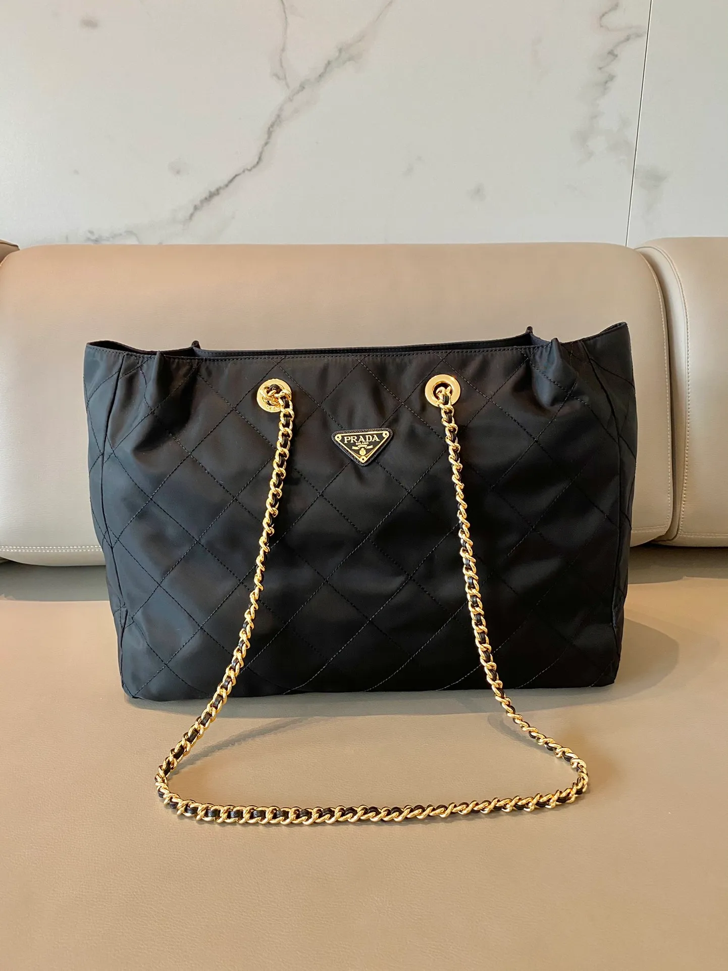 💰1260🎉Extra large second-hand bag🎉🎉1BD629🎉 This Vintage second-hand chain diamond hobo bag has a great design👏👏 Purely handmade nylon rhombus design, can be worn on one shoulder, across the body, or carried on the street. The imported black gold chain is really the eternal theme of vintage😘😘It is simple and elegant, and the capacity is very large👍The upper body is particularly trendy, versatile and fashionable. No matter casual or formal, they all have a stable temperament. Hurry up and get it🙊I love this second-hand hobo bag so much😘😘 Length 43x Height 35x Bottom 10cm