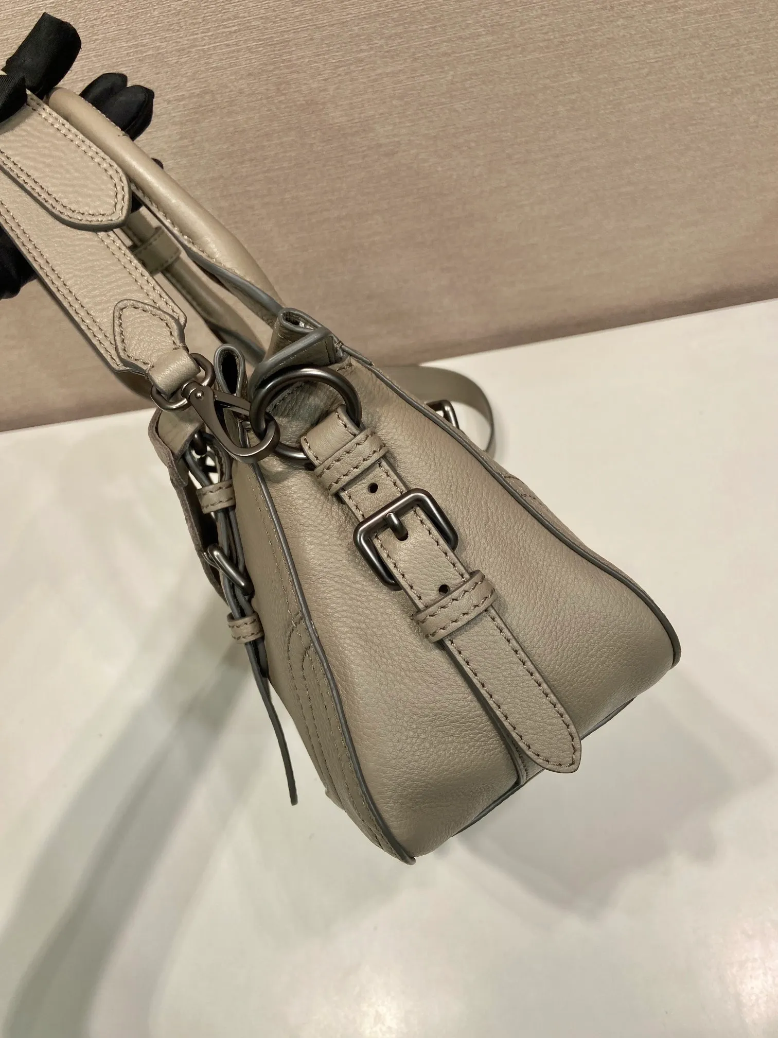 🎉New🎉1BG604🎉🎉 This simple, versatile style is made from richly textured irregular-grain leather and comes with a detachable shoulder strap, allowing the accessory to be worn in different ways. Leather handles, detachable key ring, embossed logo on the front, zipper closure, logo-printed nylon lining, two pockets, one of which is zippered, large capacity and can be carried by hand/crossbody/shoulder. Hurry up and get it, it’s another popular style that will never go out of style🎉🎉 Length 35x Height 22x Bottom 11cm🎉🎉🎉💰💰💰