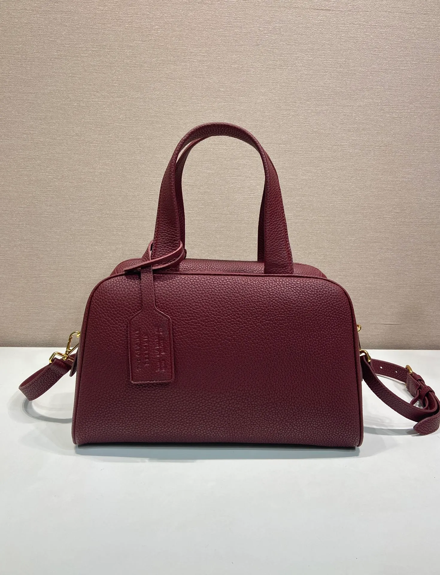 💰1840🎉New arrival 1BB148🎉🎉 Reinterpreted with a soft silhouette, this top handle bag in natural grain leather can be carried by hand or worn with a detachable shoulder strap and comes with 2 detachable hang tags. Metal hardware. It has an embossed letter logo on the front, a zipper closure, and two pockets, one of which is zippered. It has a large capacity and is a popular item that will never go out of style. Hurry up and get it🎉 Length 33x Height 22x Bottom 14cm🎉🎉🎉💰💰💰