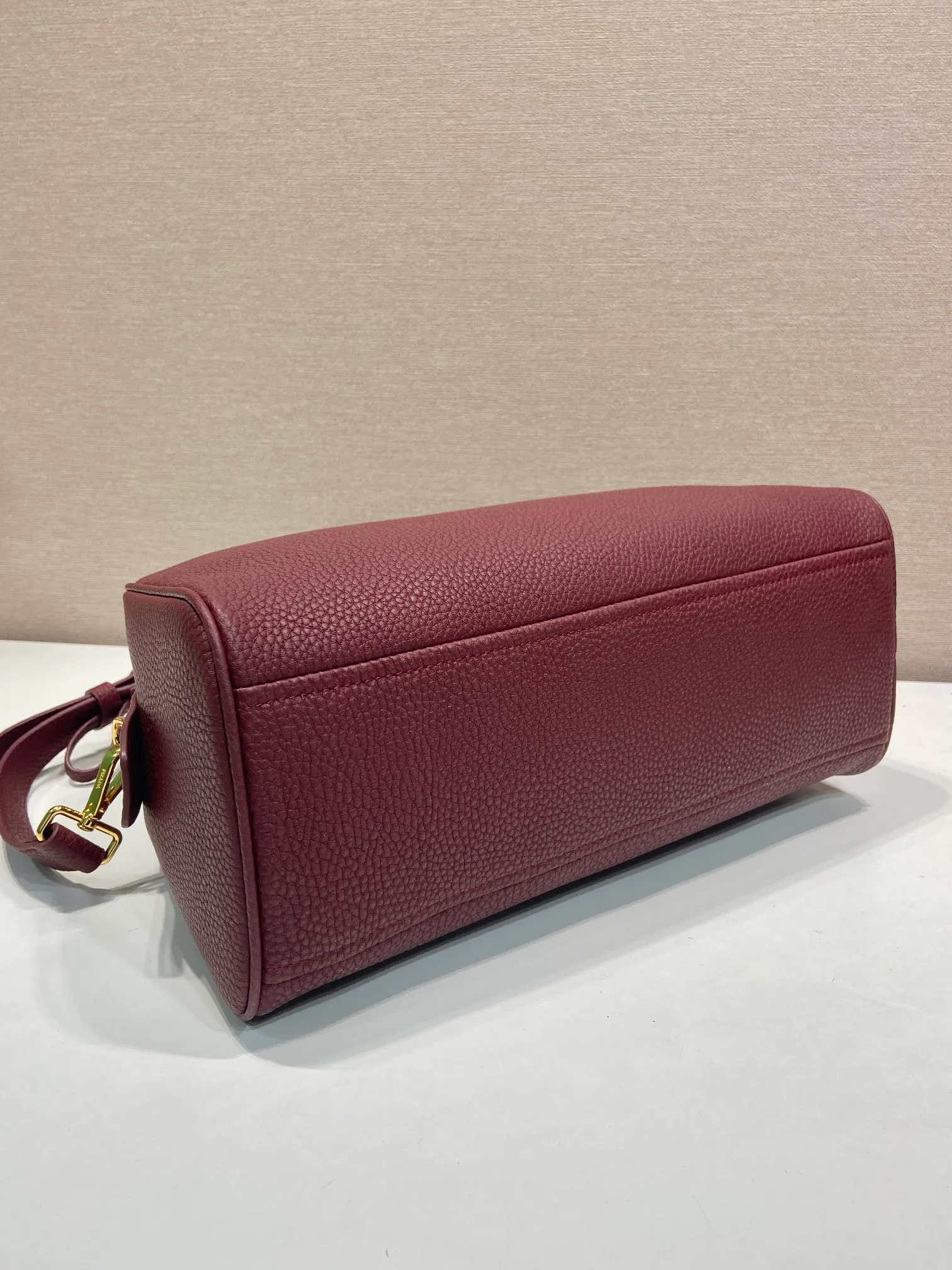 💰1840🎉New arrival 1BB148🎉🎉 Reinterpreted with a soft silhouette, this top handle bag in natural grain leather can be carried by hand or worn with a detachable shoulder strap and comes with 2 detachable hang tags. Metal hardware. It has an embossed letter logo on the front, a zipper closure, and two pockets, one of which is zippered. It has a large capacity and is a popular item that will never go out of style. Hurry up and get it🎉 Length 33x Height 22x Bottom 14cm🎉🎉🎉💰💰💰