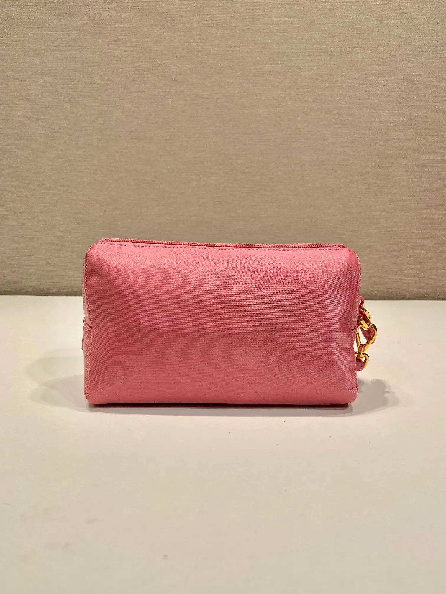 💰560🎉New handbag🎉1NS693 new color🎉🎉 This handbag is made of imported nylon fabric. The white triangle logo embellishes simple lines. The bag opens to reveal a zippered inner pocket. Detachable leather wristband, suitable for both men and women, lightweight and practical, and a popular style that will never go out of style🎉🎉 Length 20x Height 11.5x Base 9cm🎉🎉🎉👏👏👏