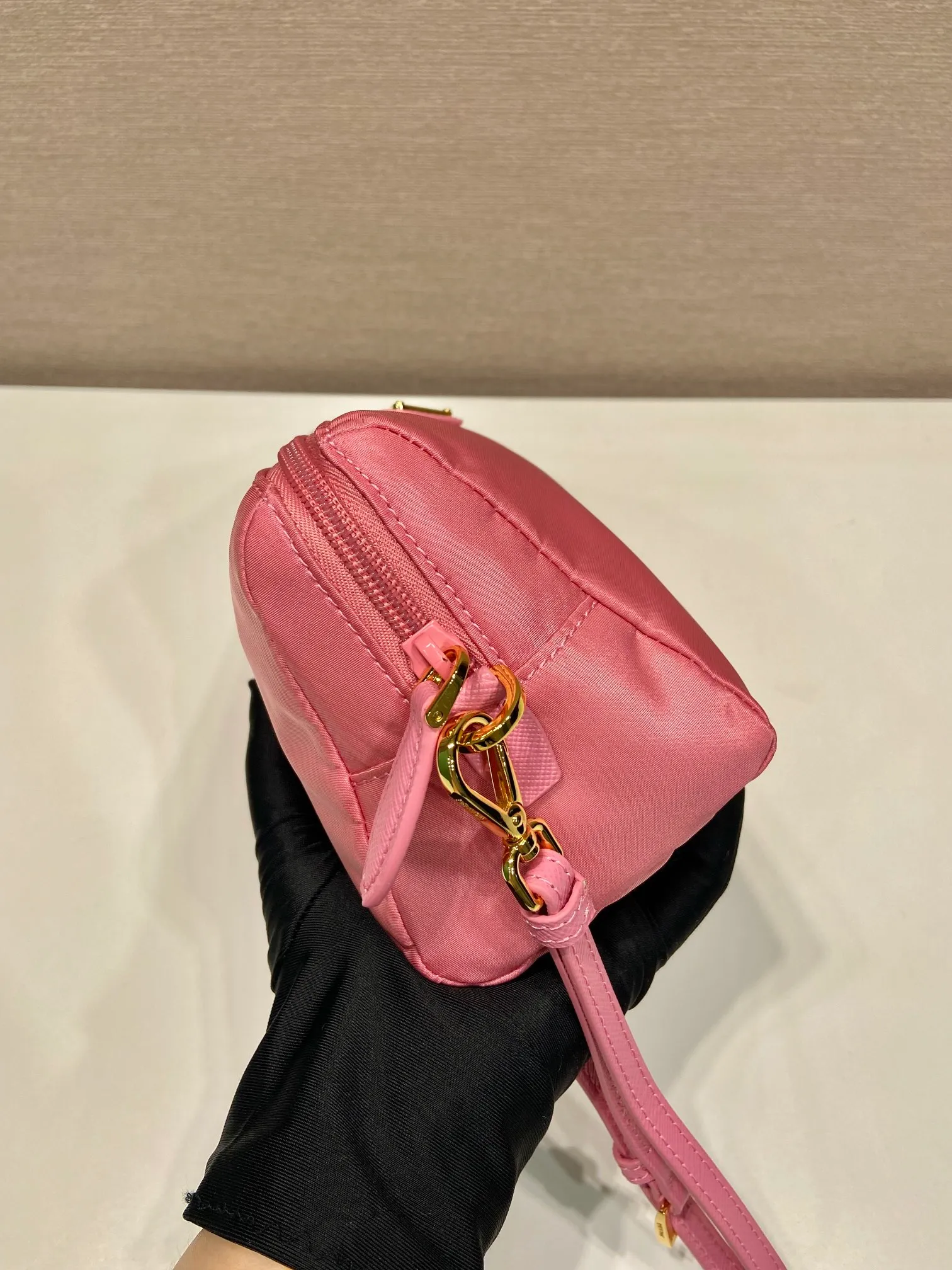 💰560🎉New handbag🎉1NS693 new color🎉🎉 This handbag is made of imported nylon fabric. The white triangle logo embellishes simple lines. The bag opens to reveal a zippered inner pocket. Detachable leather wristband, suitable for both men and women, lightweight and practical, and a popular style that will never go out of style🎉🎉 Length 20x Height 11.5x Base 9cm🎉🎉🎉👏👏👏
