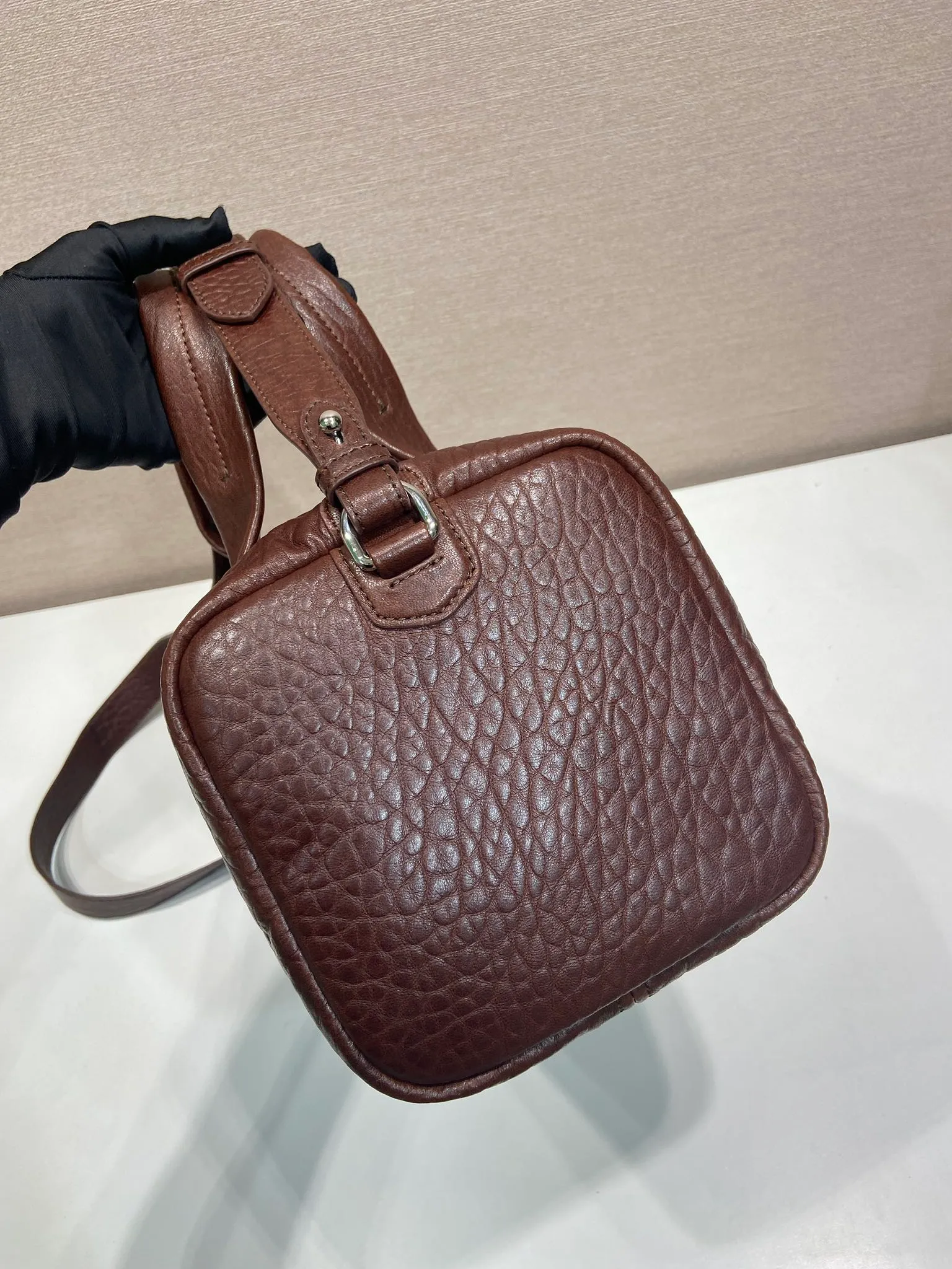 💰1760🎉New Boston🎉2VC046 Bubble Sheepskin🎉🎉 This Nappa leather industry luggage bag is inspired by retro designs and details. The Nappa soft leather has an distressed effect, giving the accessory a soft and unique appearance, and is embellished with a metal letter logo. Equipped with a detachable long shoulder strap, the capacity is large, and the upper body effect is light and practical. Babies, hurry up and get it🎉🎉Unisex model👍👍 Length 35 height 17.5 bottom 17.5cm🎉🎉🎉👏👏👏