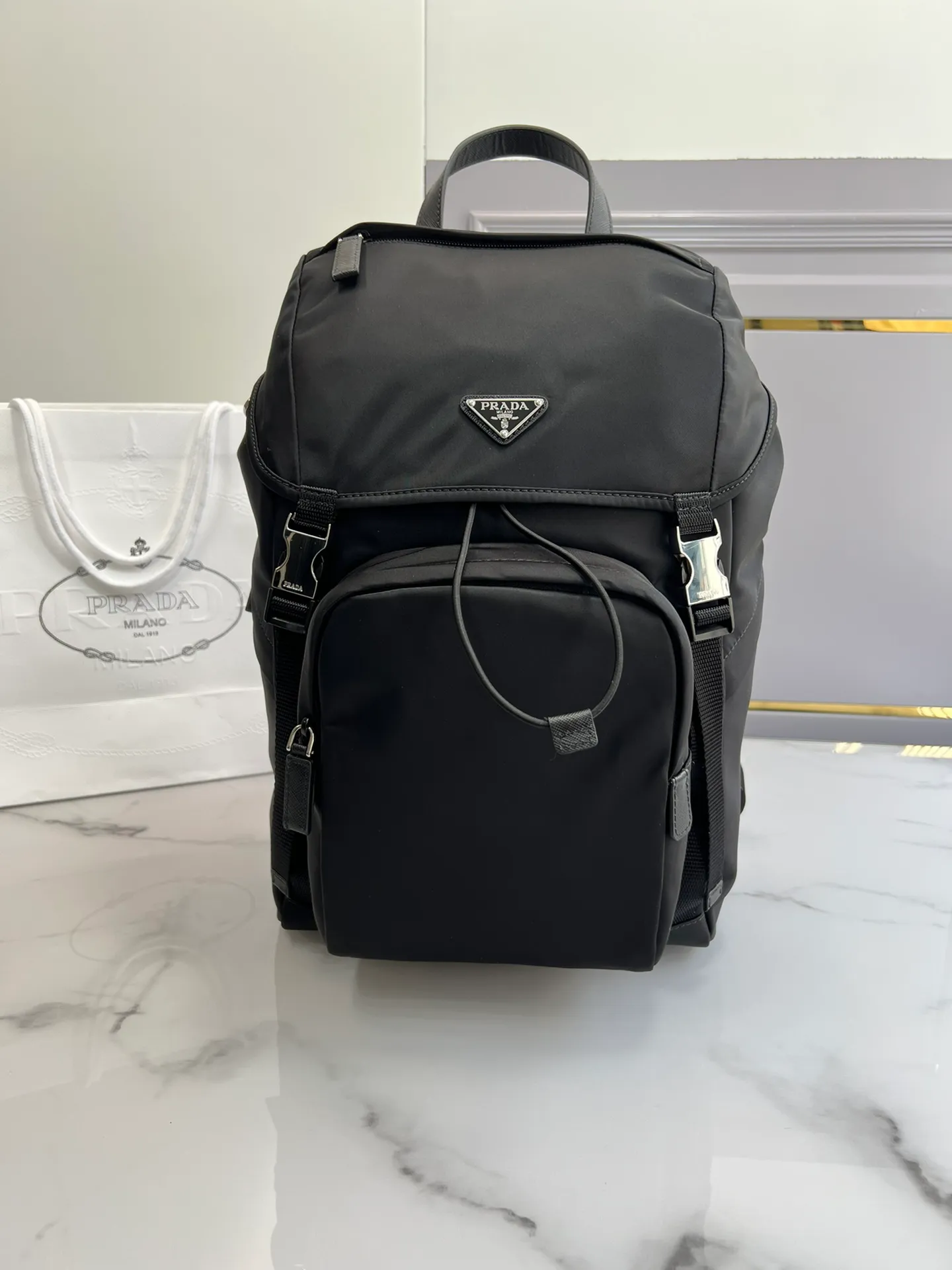 💰1320✨New product debut✨ Men's new backpack 2VZ135 Triangular enamel nameplate logo on the front Imported original parachute fabric Using imported equipment✈️+original hardware accessories Adjustable nylon shoulder straps Flip strap closure and internal drawstring closure Perfect details on the back pad 😘With OEM code Fashionable and casual A must-have for fashionistas [Shengyi][Shengyi] Size 17*27*45🎁