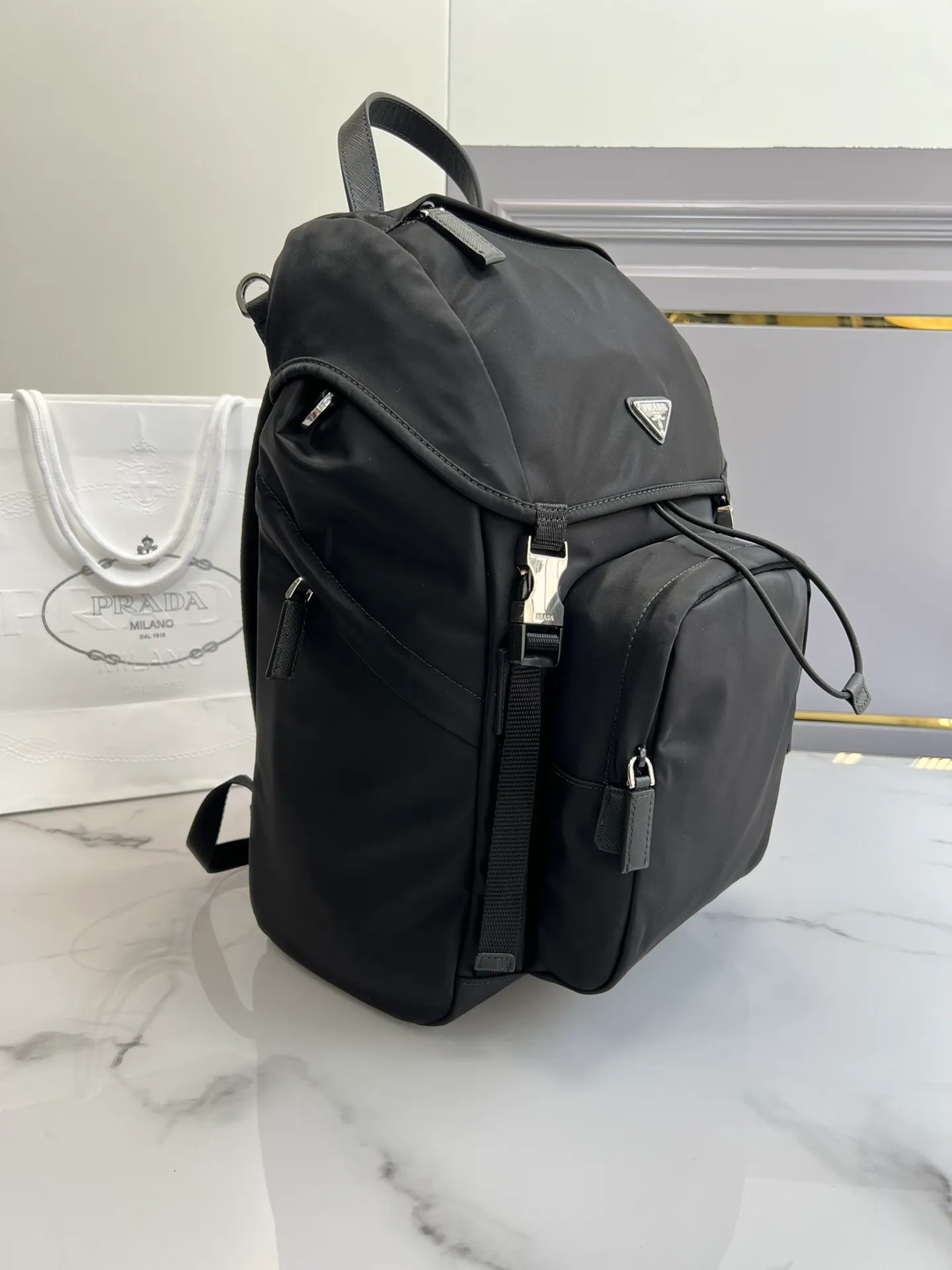 💰1320✨New product debut✨ Men's new backpack 2VZ135 Triangular enamel nameplate logo on the front Imported original parachute fabric Using imported equipment✈️+original hardware accessories Adjustable nylon shoulder straps Flip strap closure and internal drawstring closure Perfect details on the back pad 😘With OEM code Fashionable and casual A must-have for fashionistas [Shengyi][Shengyi] Size 17*27*45🎁