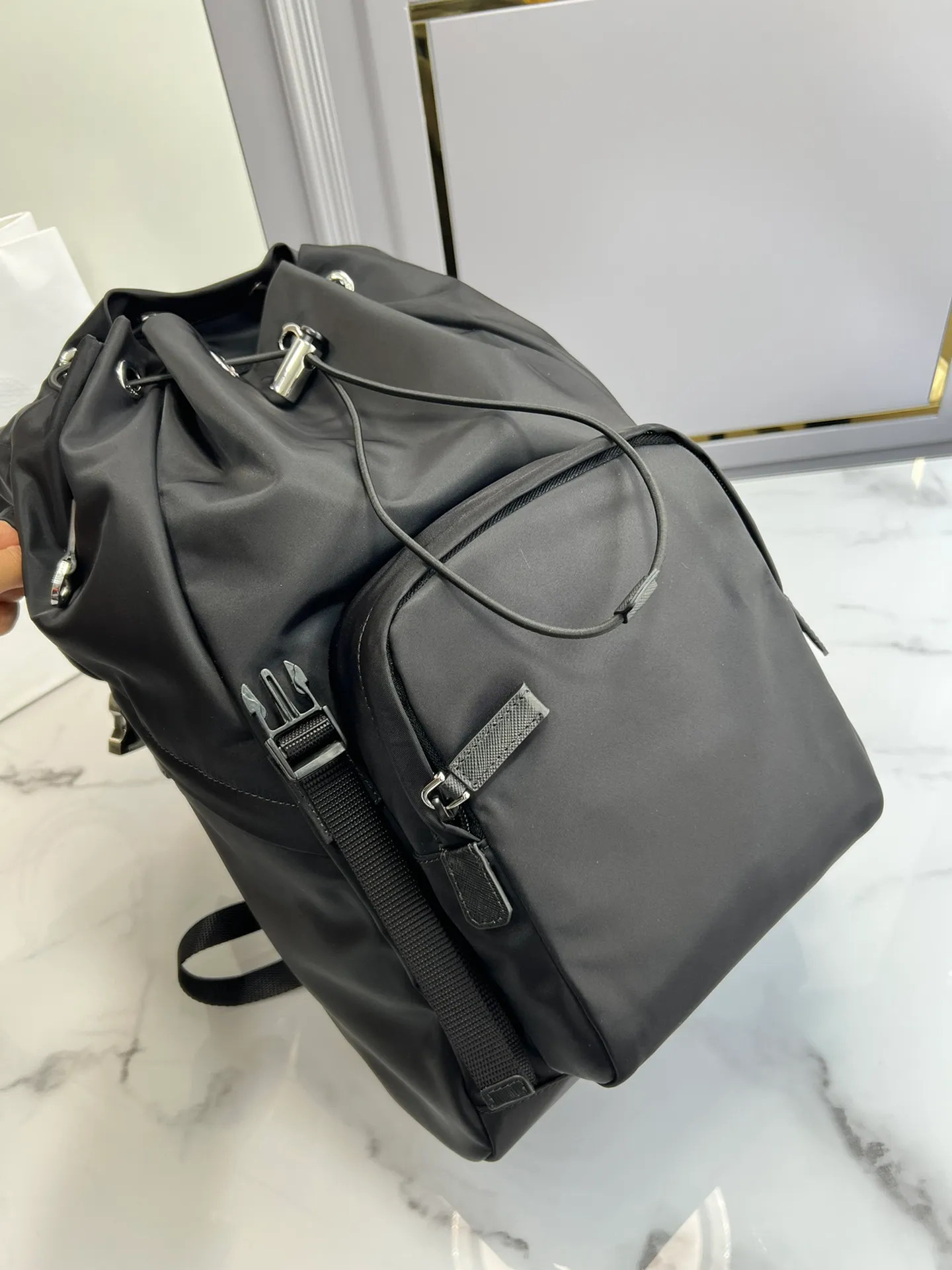 💰1320✨New product debut✨ Men's new backpack 2VZ135 Triangular enamel nameplate logo on the front Imported original parachute fabric Using imported equipment✈️+original hardware accessories Adjustable nylon shoulder straps Flip strap closure and internal drawstring closure Perfect details on the back pad 😘With OEM code Fashionable and casual A must-have for fashionistas [Shengyi][Shengyi] Size 17*27*45🎁