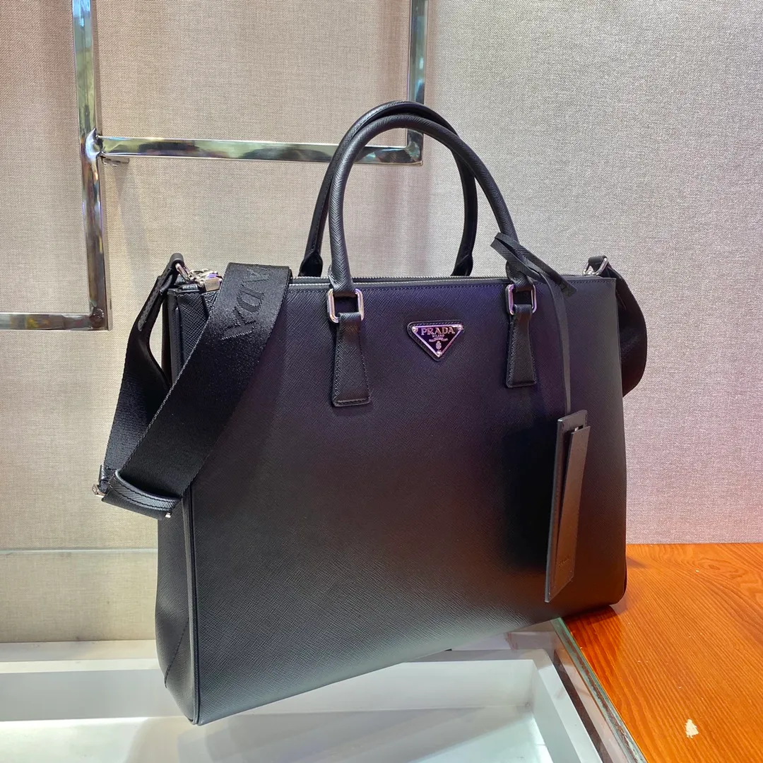 💰2100🎉Men's Killer Bag🎉2VG061, the new leather tote bag is equipped with a large internal compartment and nylon shoulder strap, presenting a modern and masculine style. Material of calfskin. Polished stainless steel metal accessories. Open main compartment, equipped with two zipper pockets and two mobile phone pockets. Two zipper compartments, removable and adjustable nylon shoulder straps, elegant and fashionable, the pursuit of trendy men🙊 Length 39x height 29x bottom 9cm