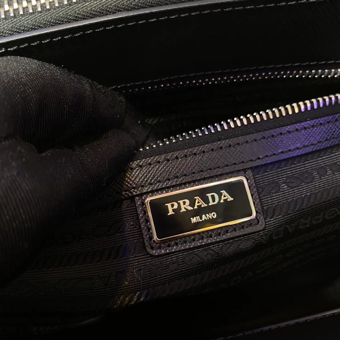 💰2100🎉Men's Killer Bag🎉2VG061, the new leather tote bag is equipped with a large internal compartment and nylon shoulder strap, presenting a modern and masculine style. Material of calfskin. Polished stainless steel metal accessories. Open main compartment, equipped with two zipper pockets and two mobile phone pockets. Two zipper compartments, removable and adjustable nylon shoulder straps, elegant and fashionable, the pursuit of trendy men🙊 Length 39x height 29x bottom 9cm