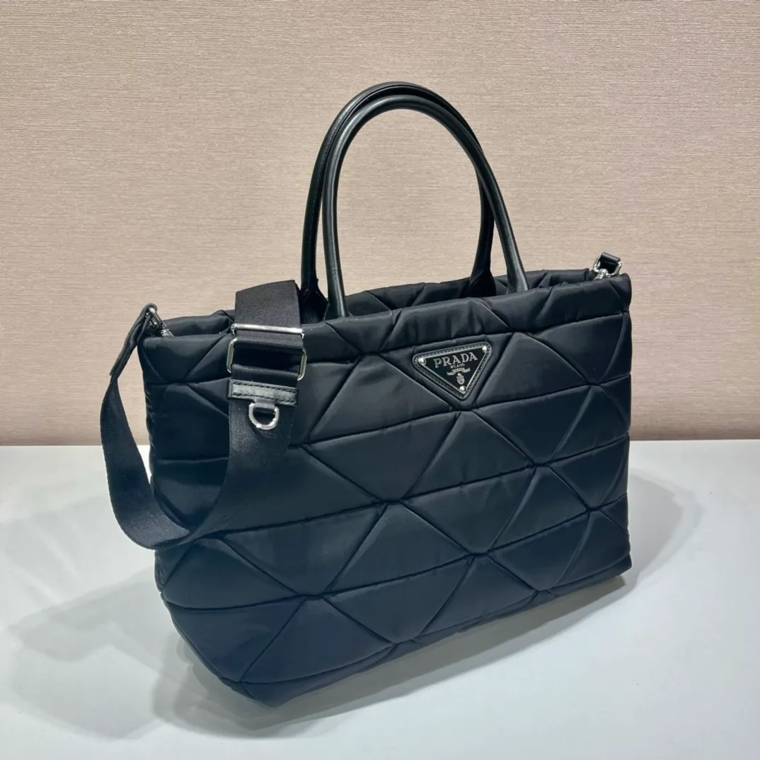 💰1260🎉Tote bag large size🎉1BG435 large size🎉🎉 This System tote bag is equipped with two leather handles, and the exquisite patchwork technology creates a triangular pattern, demonstrating the craftsmanship. The detachable woven nylon shoulder strap brings different styles, 😘Lightweight and practical, get it now🎉🎉 Length 33x Height 23x Bottom 16cm🎉🎉🎉👏👏👏