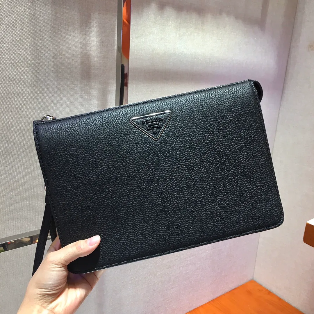 💰1120🎉Exclusive debut🎉New handbag👏2VF001, original item👍👍Made of imported calfskin material, top-grade metal accessories, removable leather strap, one outer pocket on the front, three compartments, one of which is equipped with eight bank card slots, internal logo plate, enamel triangle logo on the back exterior Heat-embossed logo on the front pocket🎉🎉This exquisite men's handbag presents a modern and masculine charm👍👍Recommended to buy🙊🙊 Length 26x Height 18x Bottom 4cm👍👍👍