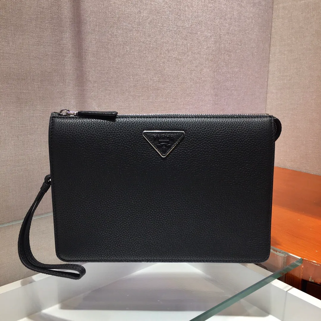 💰1120🎉Exclusive debut🎉New handbag👏2VF001, original item👍👍Made of imported calfskin material, top-grade metal accessories, removable leather strap, one outer pocket on the front, three compartments, one of which is equipped with eight bank card slots, internal logo plate, enamel triangle logo on the back exterior Heat-embossed logo on the front pocket🎉🎉This exquisite men's handbag presents a modern and masculine charm👍👍Recommended to buy🙊🙊 Length 26x Height 18x Bottom 4cm👍👍👍
