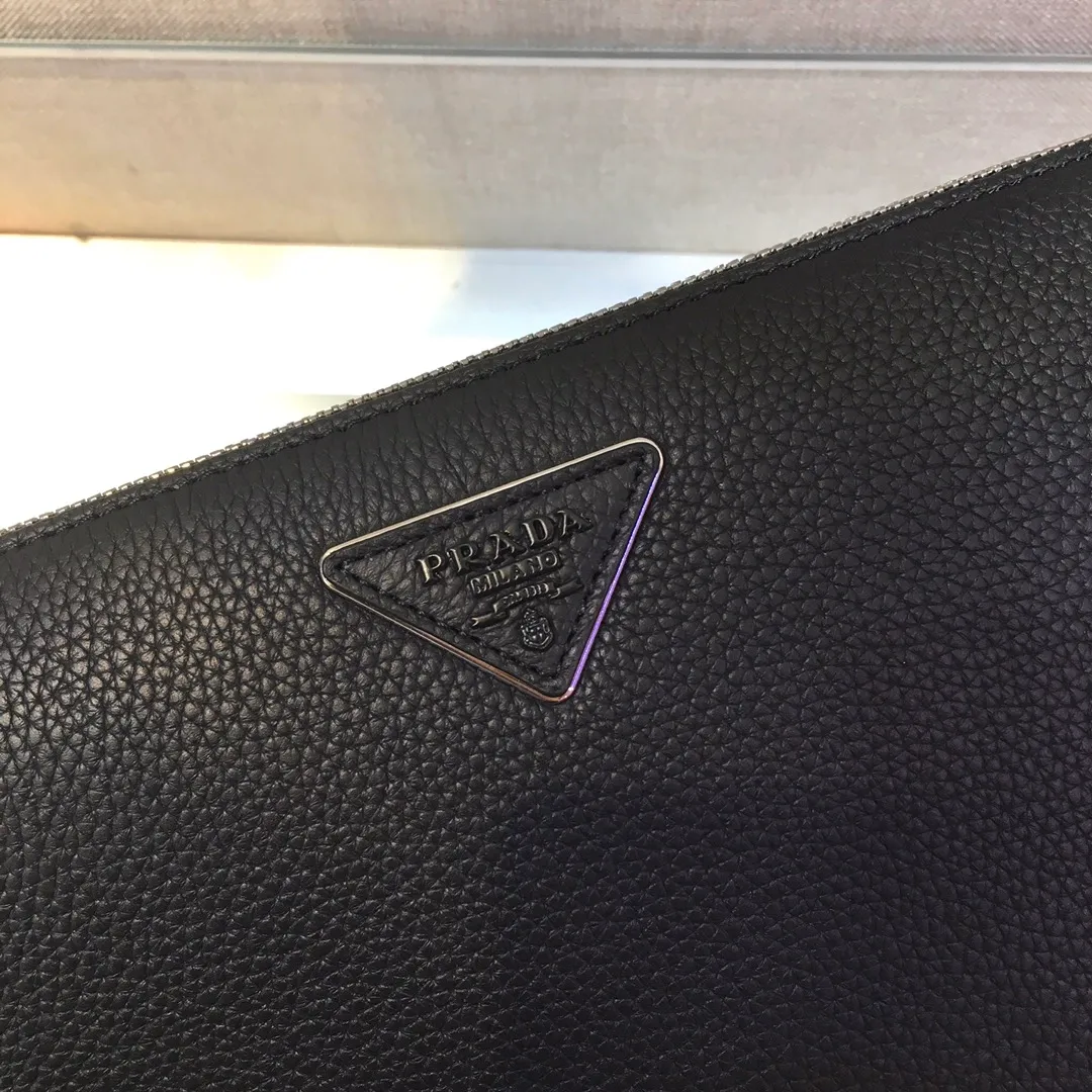 💰1120🎉Exclusive debut🎉New handbag👏2VF001, original item👍👍Made of imported calfskin material, top-grade metal accessories, removable leather strap, one outer pocket on the front, three compartments, one of which is equipped with eight bank card slots, internal logo plate, enamel triangle logo on the back exterior Heat-embossed logo on the front pocket🎉🎉This exquisite men's handbag presents a modern and masculine charm👍👍Recommended to buy🙊🙊 Length 26x Height 18x Bottom 4cm👍👍👍