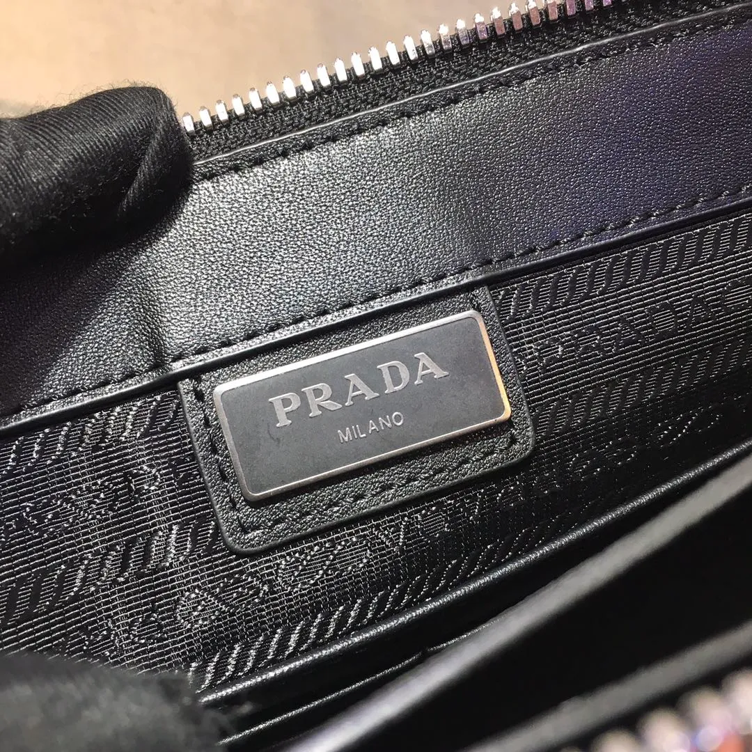 💰1120🎉Exclusive debut🎉New handbag👏2VF001, original item👍👍Made of imported calfskin material, top-grade metal accessories, removable leather strap, one outer pocket on the front, three compartments, one of which is equipped with eight bank card slots, internal logo plate, enamel triangle logo on the back exterior Heat-embossed logo on the front pocket🎉🎉This exquisite men's handbag presents a modern and masculine charm👍👍Recommended to buy🙊🙊 Length 26x Height 18x Bottom 4cm👍👍👍
