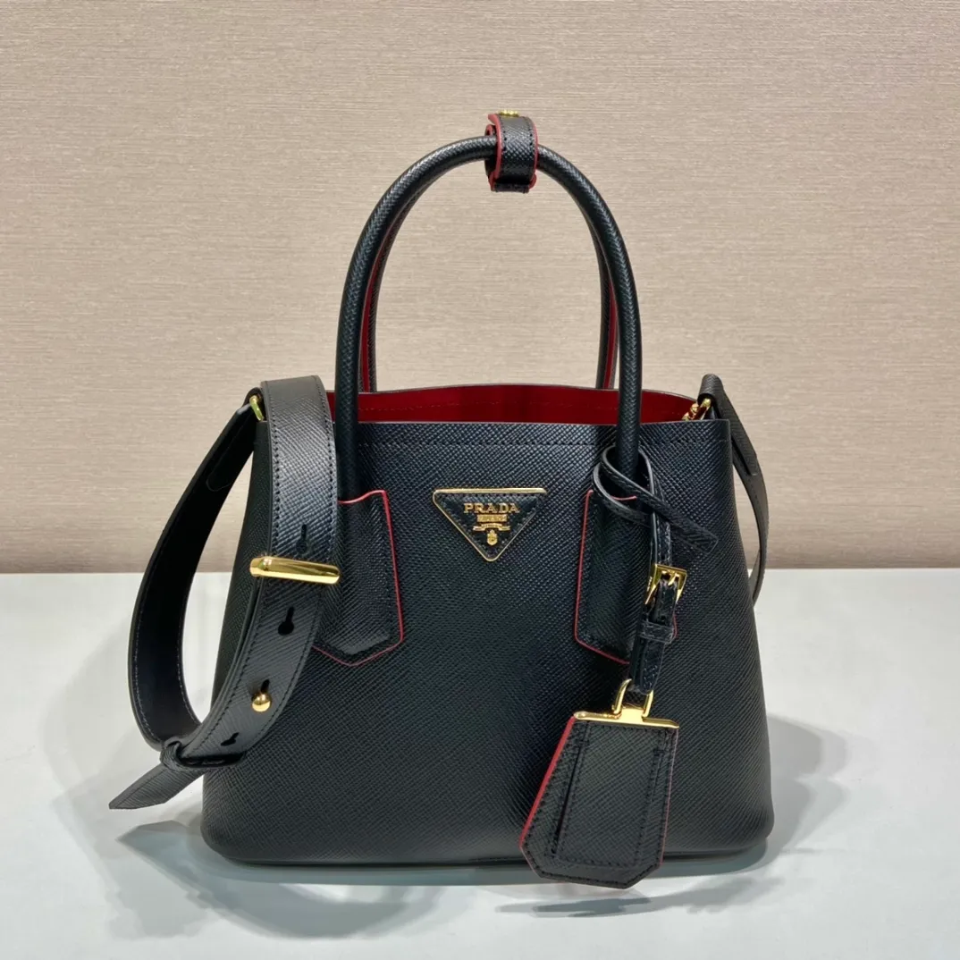 💰1900🎉New style🎉1BG443 small shopping bag🎉🎉 This Double handbag is presented in a novel mini version, combining functionality and exquisite style. Tonal leather triangle wraps around signature metal lettering logo at front. Detachable shoulder strap for shoulder or cross-body wear. Simple and elegant, if you like babies, hurry up and get it🎉🎉 Length 25x Height 18.5x Bottom 12.5cm🎉🎉🎉👏👏👏