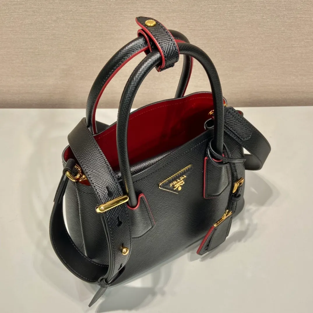 💰1900🎉New style🎉1BG443 small shopping bag🎉🎉 This Double handbag is presented in a novel mini version, combining functionality and exquisite style. Tonal leather triangle wraps around signature metal lettering logo at front. Detachable shoulder strap for shoulder or cross-body wear. Simple and elegant, if you like babies, hurry up and get it🎉🎉 Length 25x Height 18.5x Bottom 12.5cm🎉🎉🎉👏👏👏