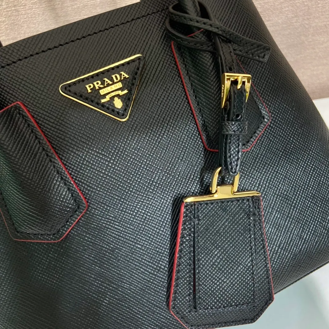 💰1900🎉New style🎉1BG443 small shopping bag🎉🎉 This Double handbag is presented in a novel mini version, combining functionality and exquisite style. Tonal leather triangle wraps around signature metal lettering logo at front. Detachable shoulder strap for shoulder or cross-body wear. Simple and elegant, if you like babies, hurry up and get it🎉🎉 Length 25x Height 18.5x Bottom 12.5cm🎉🎉🎉👏👏👏