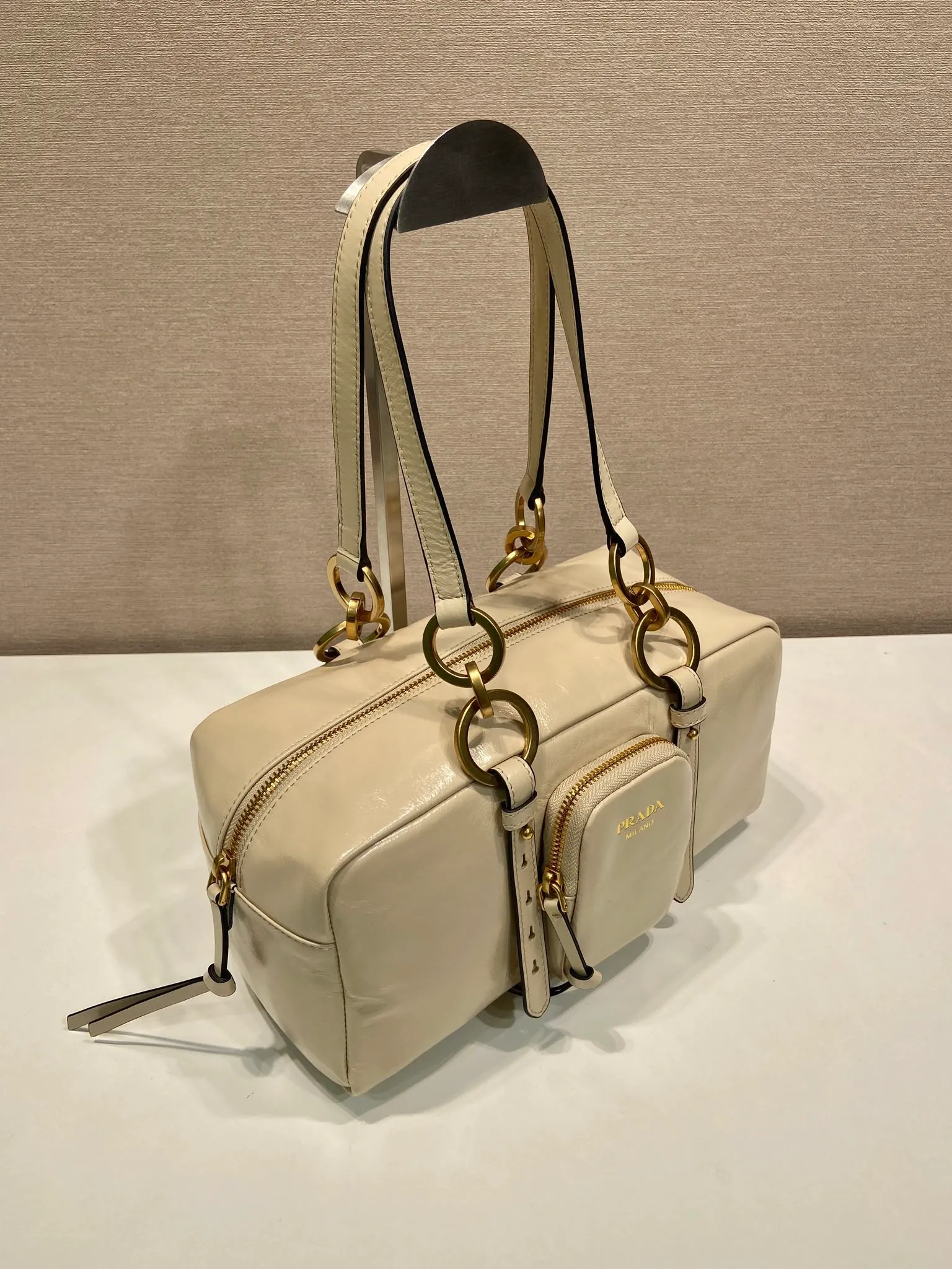 💰1700🎉New oil wax leather🎉1BB138 large🎉🎉 This shoulder bag is reinterpreted with soft oil wax leather design, retro metal hardware and zipper pockets with archive elements, highlighting the retro charm. It can be carried on the shoulder or in the hand, has a large capacity, and the upper body effect is very fashionable and versatile. Another popular style that never goes out of style, beauties 😘 hurry up and get it🎉🎉 Length 30x height 14x base 13.5cm🎉🎉🎉💰💰💰