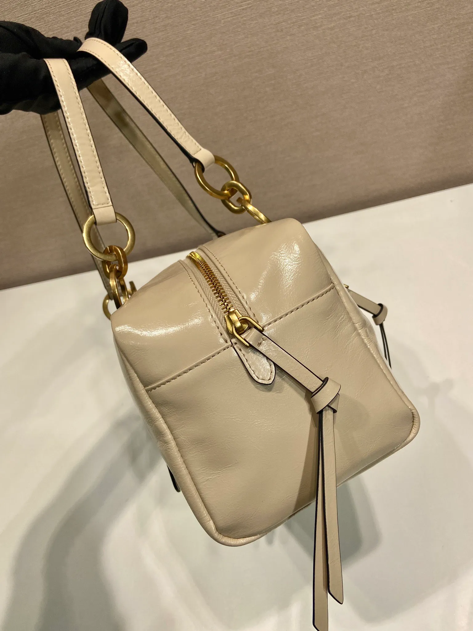 💰1700🎉New oil wax leather🎉1BB138 large🎉🎉 This shoulder bag is reinterpreted with soft oil wax leather design, retro metal hardware and zipper pockets with archive elements, highlighting the retro charm. It can be carried on the shoulder or in the hand, has a large capacity, and the upper body effect is very fashionable and versatile. Another popular style that never goes out of style, beauties 😘 hurry up and get it🎉🎉 Length 30x height 14x base 13.5cm🎉🎉🎉💰💰💰