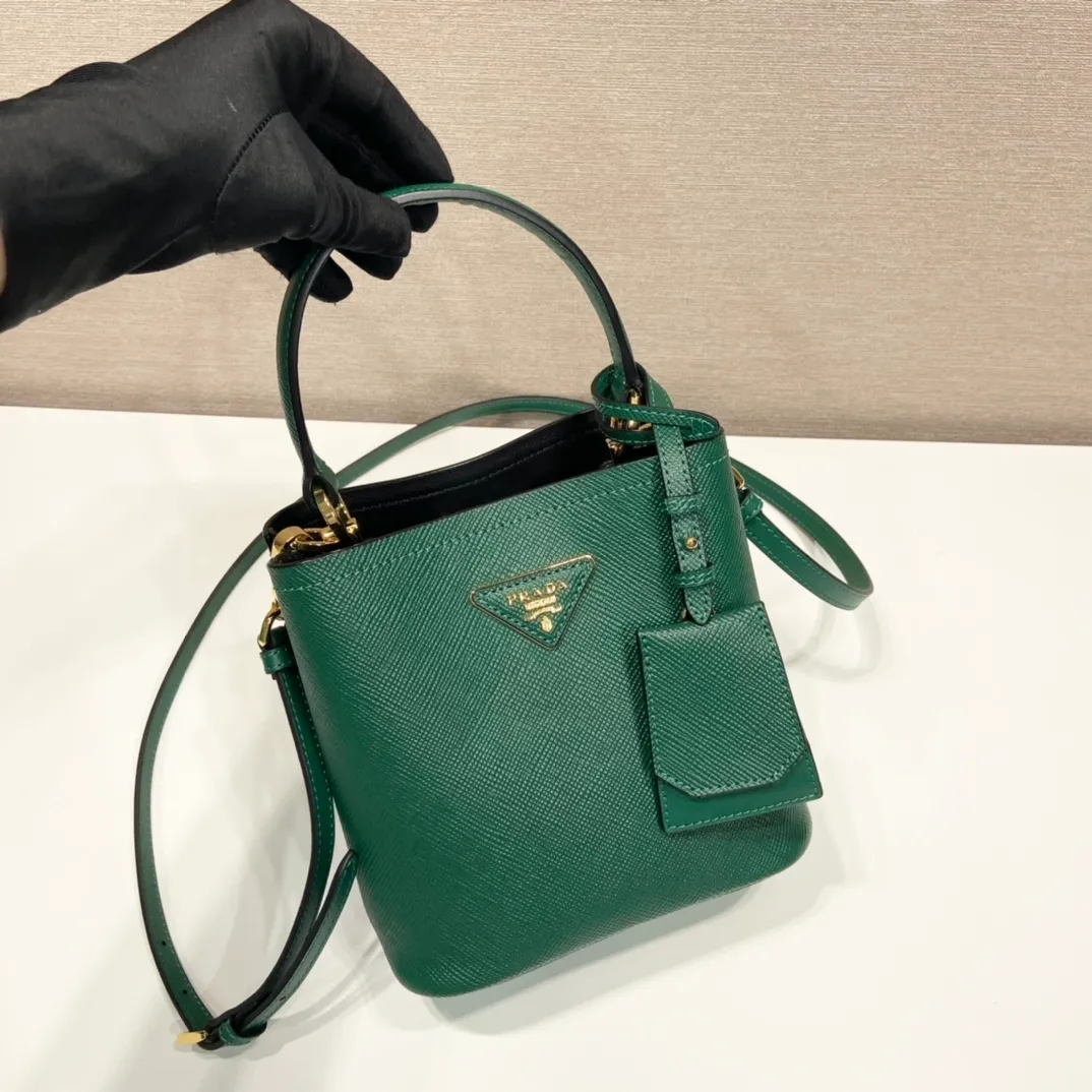 💰1700🔆Exclusive first launch🔆1BA217 mini size new color💋Original item🤙🤙Made of imported Saffiano leather material, removable shoulder strap, leather nameplate and metal logo complement each other. Leather-covered central pocket with magnetic buckle. Saffiano leather triangle logo. Contrast color nappa leather lining. This Double handbag has an elegant style, eye-catching and unique. It is also a popular style🙋🏻🙋🏻Length 17x Height 18X Bottom 10.5cm