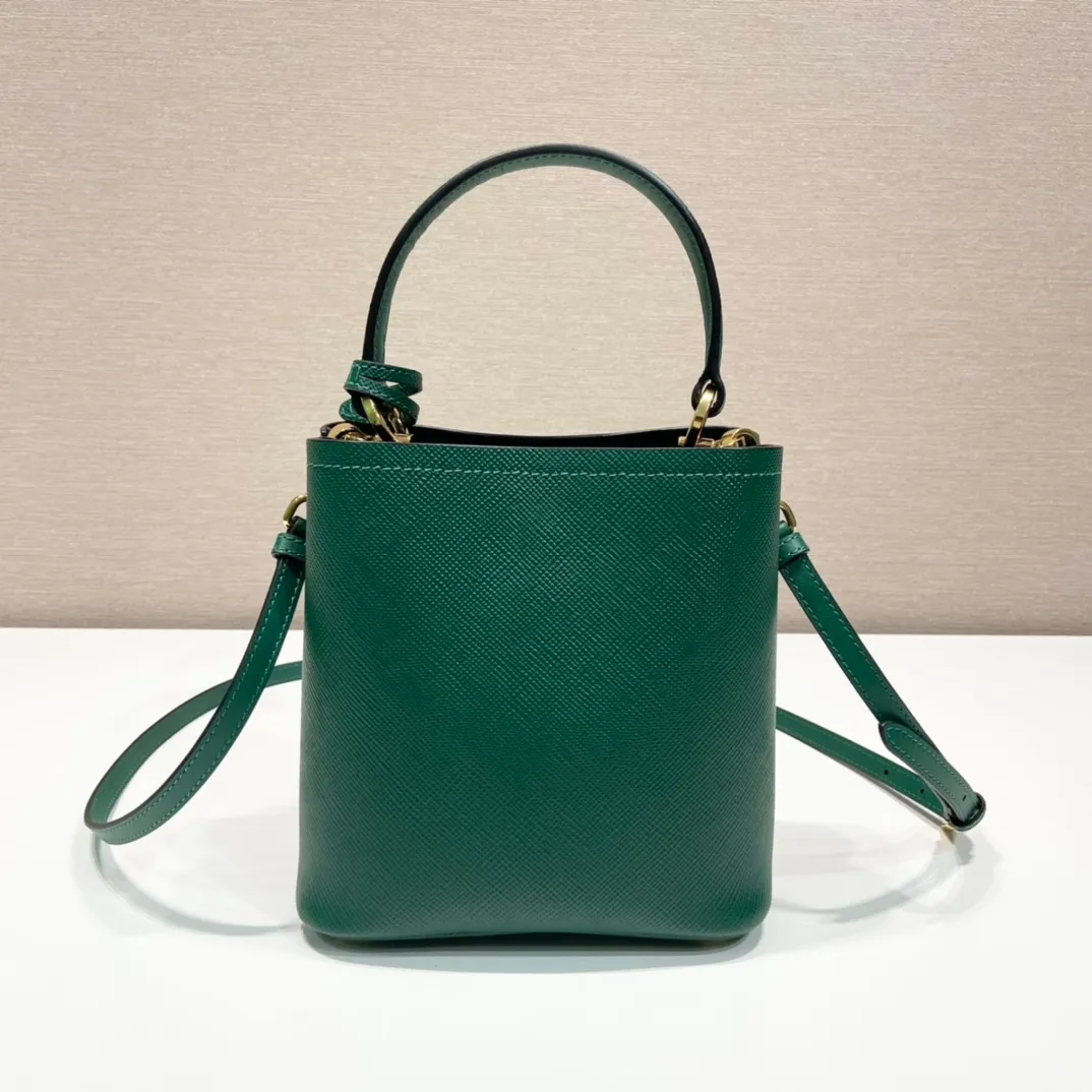💰1700🔆Exclusive first launch🔆1BA217 mini size new color💋Original item🤙🤙Made of imported Saffiano leather material, removable shoulder strap, leather nameplate and metal logo complement each other. Leather-covered central pocket with magnetic buckle. Saffiano leather triangle logo. Contrast color nappa leather lining. This Double handbag has an elegant style, eye-catching and unique. It is also a popular style🙋🏻🙋🏻Length 17x Height 18X Bottom 10.5cm