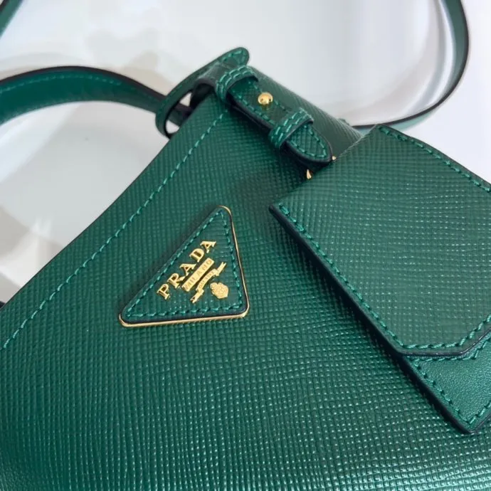 💰1700🔆Exclusive first launch🔆1BA217 mini size new color💋Original item🤙🤙Made of imported Saffiano leather material, removable shoulder strap, leather nameplate and metal logo complement each other. Leather-covered central pocket with magnetic buckle. Saffiano leather triangle logo. Contrast color nappa leather lining. This Double handbag has an elegant style, eye-catching and unique. It is also a popular style🙋🏻🙋🏻Length 17x Height 18X Bottom 10.5cm