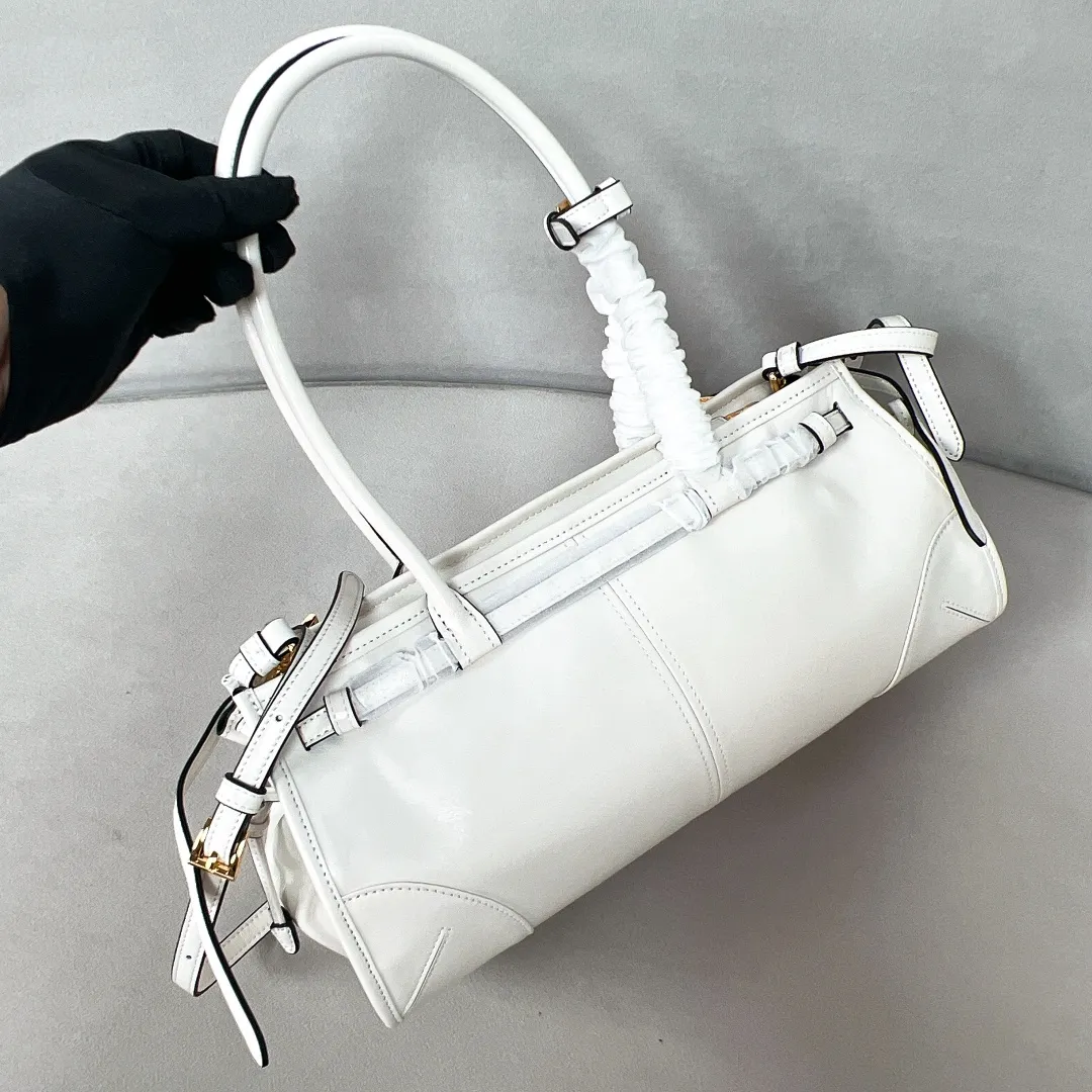 💰1840✨New model debut✨Oil-waxed leather LuxSoft handbag large size 1BA426 Popular LuxSoftBag Retro oil-waxed leather with gold hardware Iconic triangle logo Comes with a long shoulder strap Can be carried on one shoulder or crossbody The fashionable feel is straight forward Size 32*15.5*12