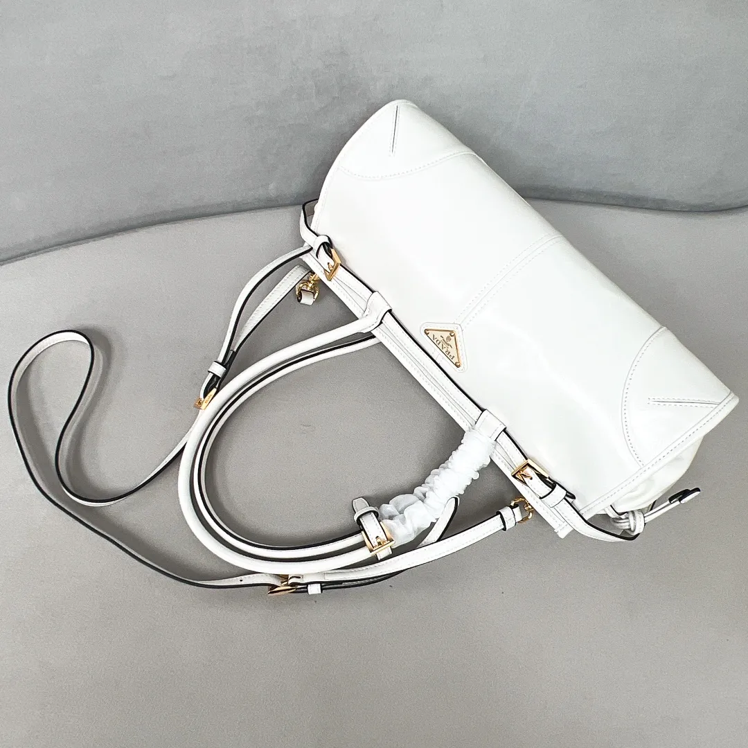 💰1840✨New model debut✨Oil-waxed leather LuxSoft handbag large size 1BA426 Popular LuxSoftBag Retro oil-waxed leather with gold hardware Iconic triangle logo Comes with a long shoulder strap Can be carried on one shoulder or crossbody The fashionable feel is straight forward Size 32*15.5*12
