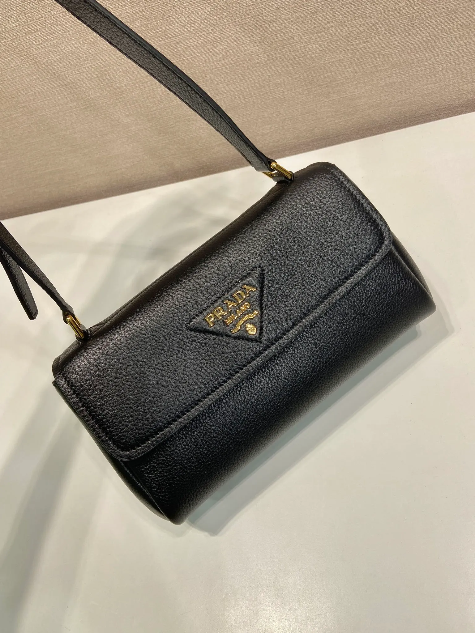 💰1500🎉New arrival🎉1BN022🎉🎉 This shoulder bag is exquisite in shape yet functional, timeless and versatile. The grained leather material and hand-crafted details create a solid and sophisticated quality. It is equipped with an adjustable shoulder strap, embellished with metal marks, a magnetic buckle opening and closing flap, and a large capacity. The upper body effect is very fashionable, and it is a popular style that will never go out of style🎉🎉Length 26x Height 14x Bottom 9.5cm🎉🎉🎉🎉💰💰💰