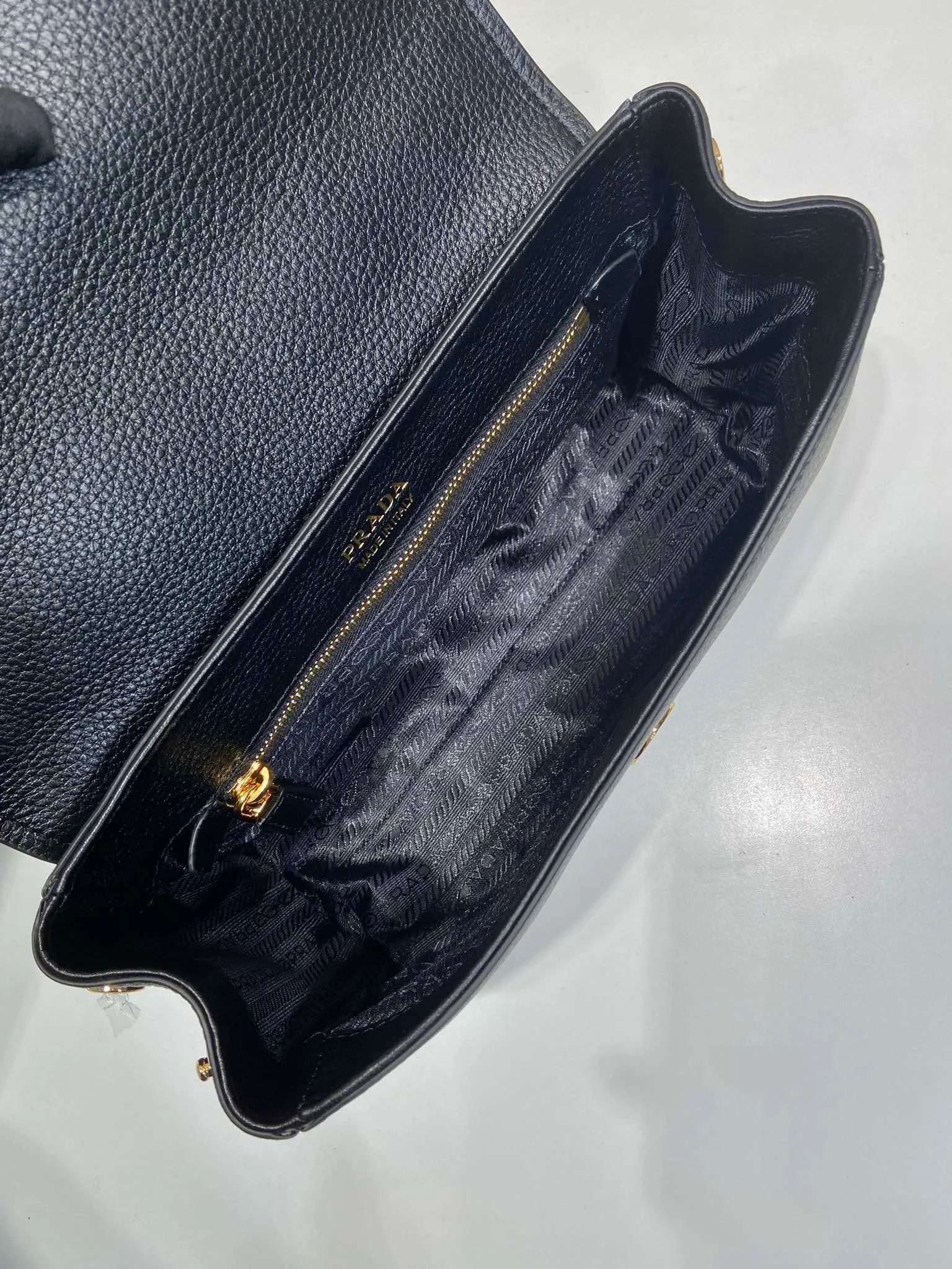 💰1500🎉New arrival🎉1BN022🎉🎉 This shoulder bag is exquisite in shape yet functional, timeless and versatile. The grained leather material and hand-crafted details create a solid and sophisticated quality. It is equipped with an adjustable shoulder strap, embellished with metal marks, a magnetic buckle opening and closing flap, and a large capacity. The upper body effect is very fashionable, and it is a popular style that will never go out of style🎉🎉Length 26x Height 14x Bottom 9.5cm🎉🎉🎉🎉💰💰💰