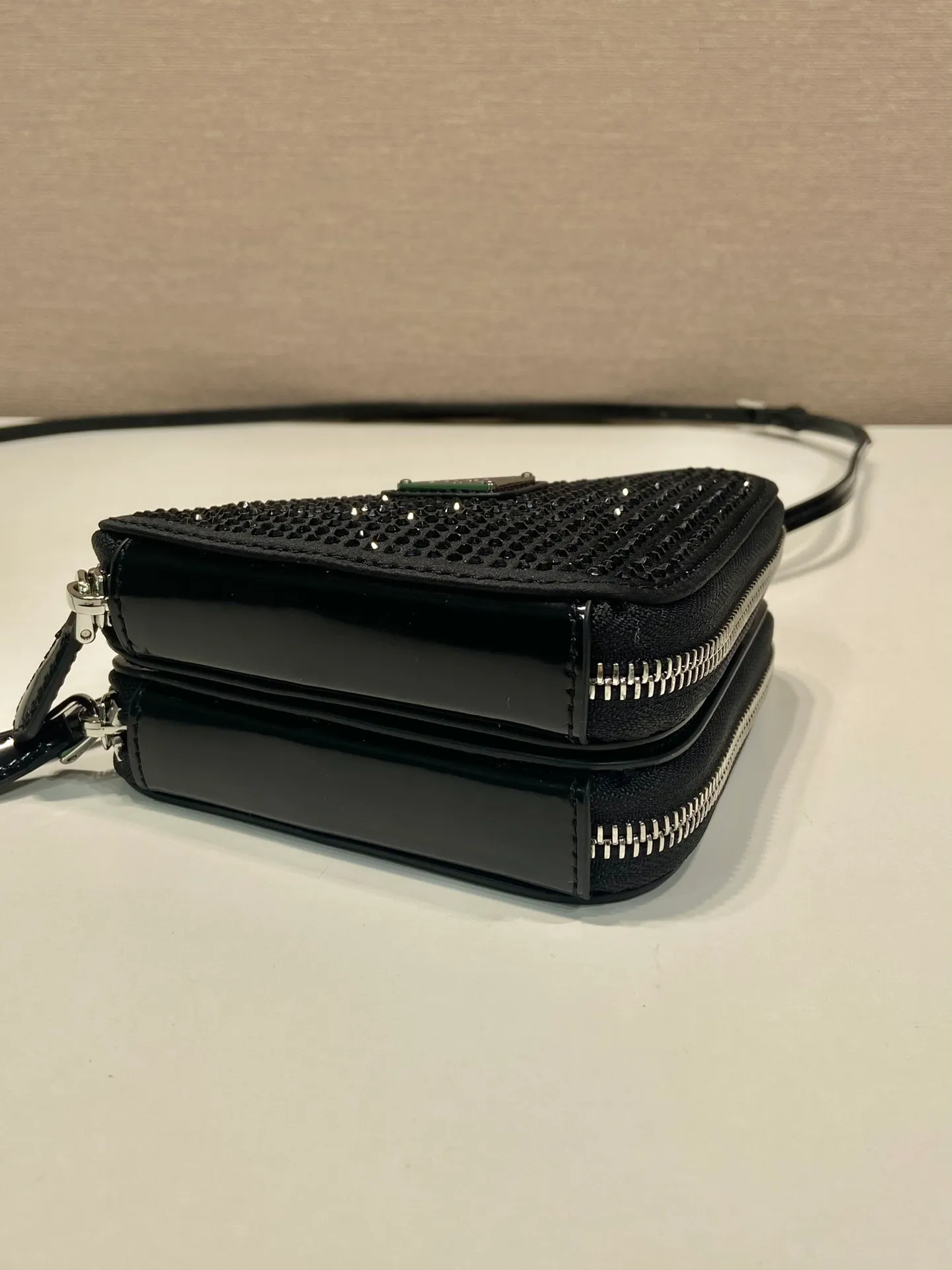 💰920🎉Gemini crystal triangle bag🎉1NR015 new color😘Crystal bag This two-in-one twin bag has a very unique design and can be disassembled into 2 bags🎉🎉. The body of the bag is made of imitation crystal, which is perfect🎉🎉. One can be carried by hand and the other can be worn as a crossbody. It can also be combined😘😘Another hot new product🎉 If you like babies, hurry up and get it🎉🎉 Length 15x height 10x bottom 5cm🎉🎉🎉👏👏👏