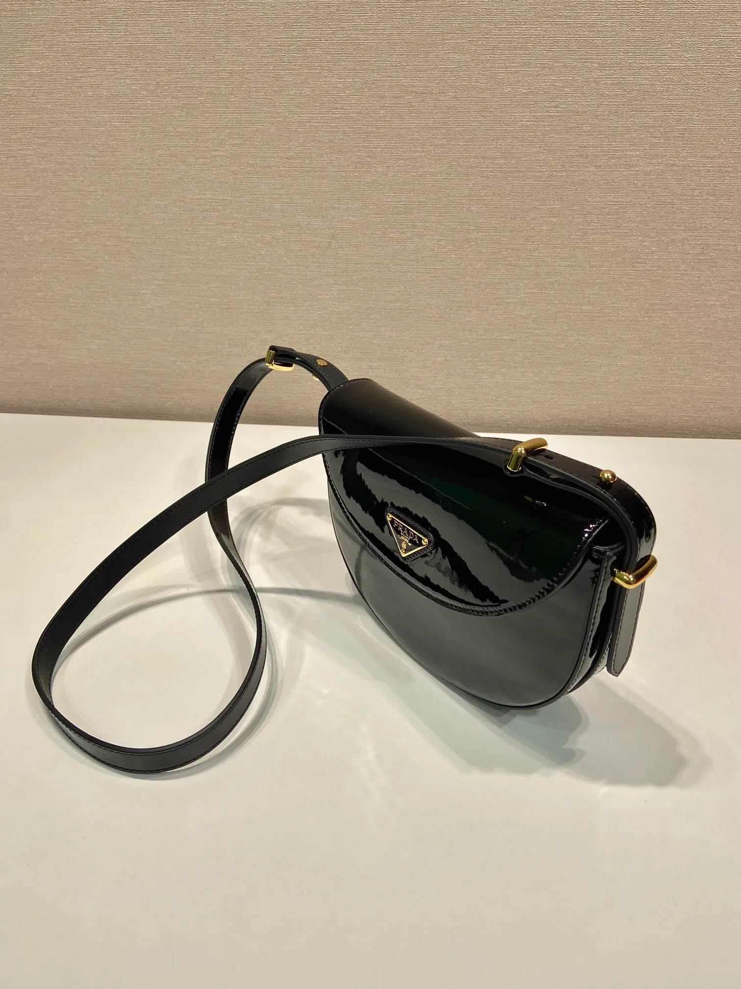 💰1440🎉New Saddle Bag🎉1BA349 Patent Leather🎉🎉 This shoulder saddle bag demonstrates a simple design concept through smooth lines and compact shape. It is made of patent leather outer calfskin/inner sheepskin fabric. It is equipped with an adjustable shoulder strap that can be carried on one shoulder or across the body. The maximum length is 110cm. It has a triangular logo design on the front flap. Wear a bold upper body, beauties. Get it now. Length 21x height 17x base 6cm👏👏👏🎉🎉🎉