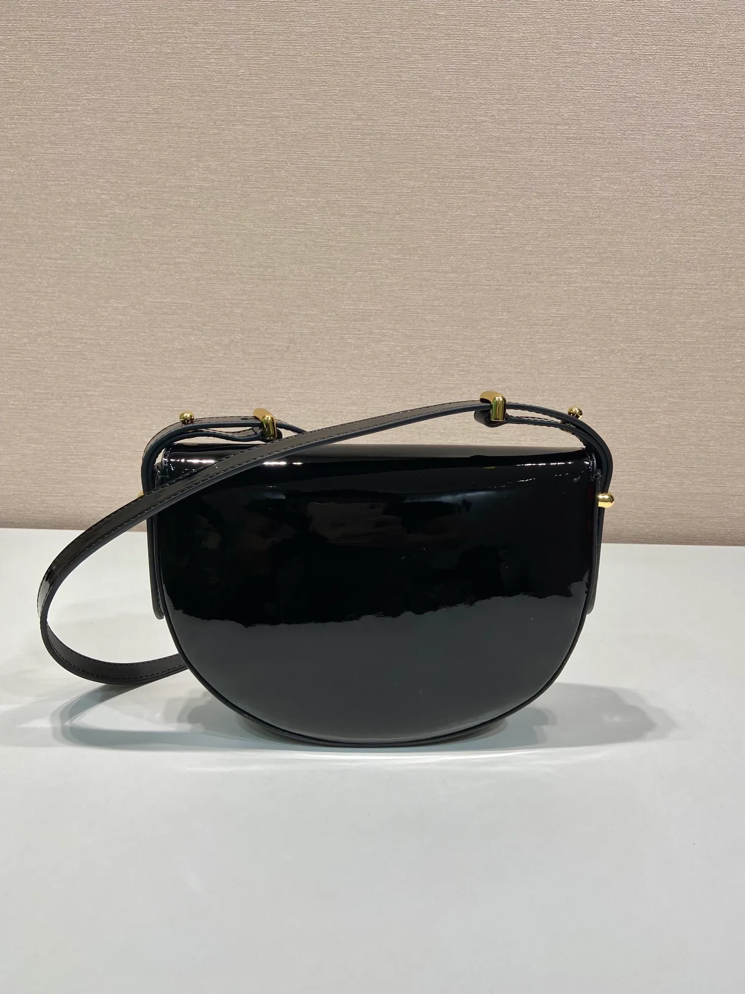 💰1440🎉New Saddle Bag🎉1BA349 Patent Leather🎉🎉 This shoulder saddle bag demonstrates a simple design concept through smooth lines and compact shape. It is made of patent leather outer calfskin/inner sheepskin fabric. It is equipped with an adjustable shoulder strap that can be carried on one shoulder or across the body. The maximum length is 110cm. It has a triangular logo design on the front flap. Wear a bold upper body, beauties. Get it now. Length 21x height 17x base 6cm👏👏👏🎉🎉🎉