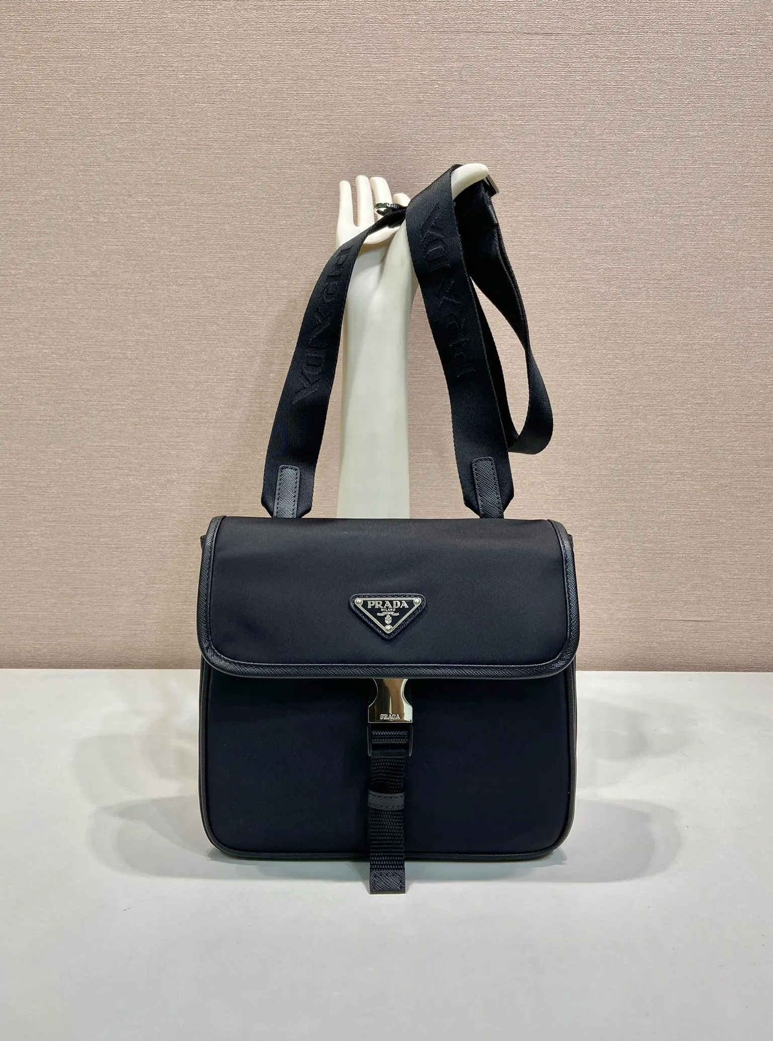 💰960🎉New product🎉2VD077 shoulder bag🎉🎉 This shoulder bag is made of imported Saffiano leather and imported nylon fabric, cleverly blended to highlight the charm of two classic materials, giving this shoulder bag a personalized style. It's compact and embellished with sporty details, including the signature enameled triangle metal logo. Flip cover design, adjustable shoulder straps, multiple compartments and large space, it’s perfect😘Another popular style that will never go out of style🎉🎉Hurry up and get it🎉🎉 Length 22x Height 20x Bottom 6cm🎉🎉🎉💰💰💰