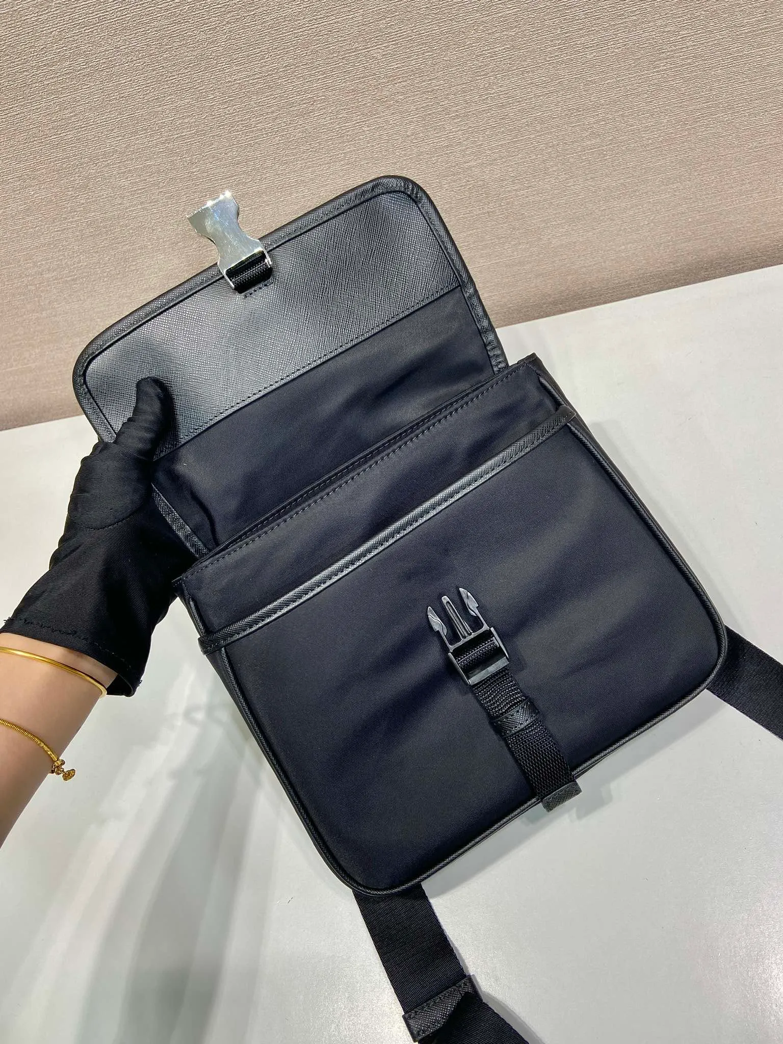 💰960🎉New product🎉2VD077 shoulder bag🎉🎉 This shoulder bag is made of imported Saffiano leather and imported nylon fabric, cleverly blended to highlight the charm of two classic materials, giving this shoulder bag a personalized style. It's compact and embellished with sporty details, including the signature enameled triangle metal logo. Flip cover design, adjustable shoulder straps, multiple compartments and large space, it’s perfect😘Another popular style that will never go out of style🎉🎉Hurry up and get it🎉🎉 Length 22x Height 20x Bottom 6cm🎉🎉🎉💰💰💰