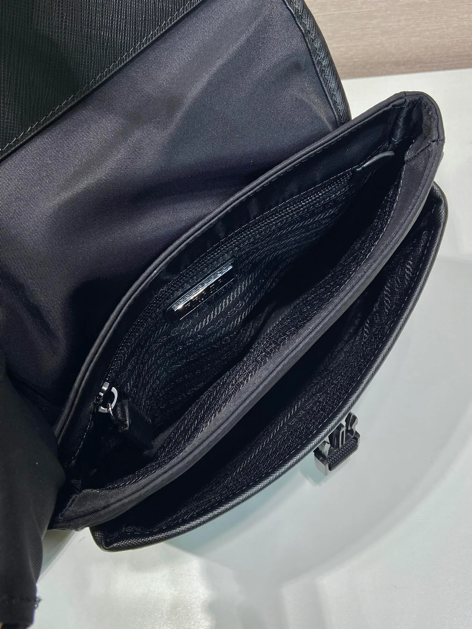 💰960🎉New product🎉2VD077 shoulder bag🎉🎉 This shoulder bag is made of imported Saffiano leather and imported nylon fabric, cleverly blended to highlight the charm of two classic materials, giving this shoulder bag a personalized style. It's compact and embellished with sporty details, including the signature enameled triangle metal logo. Flip cover design, adjustable shoulder straps, multiple compartments and large space, it’s perfect😘Another popular style that will never go out of style🎉🎉Hurry up and get it🎉🎉 Length 22x Height 20x Bottom 6cm🎉🎉🎉💰💰💰