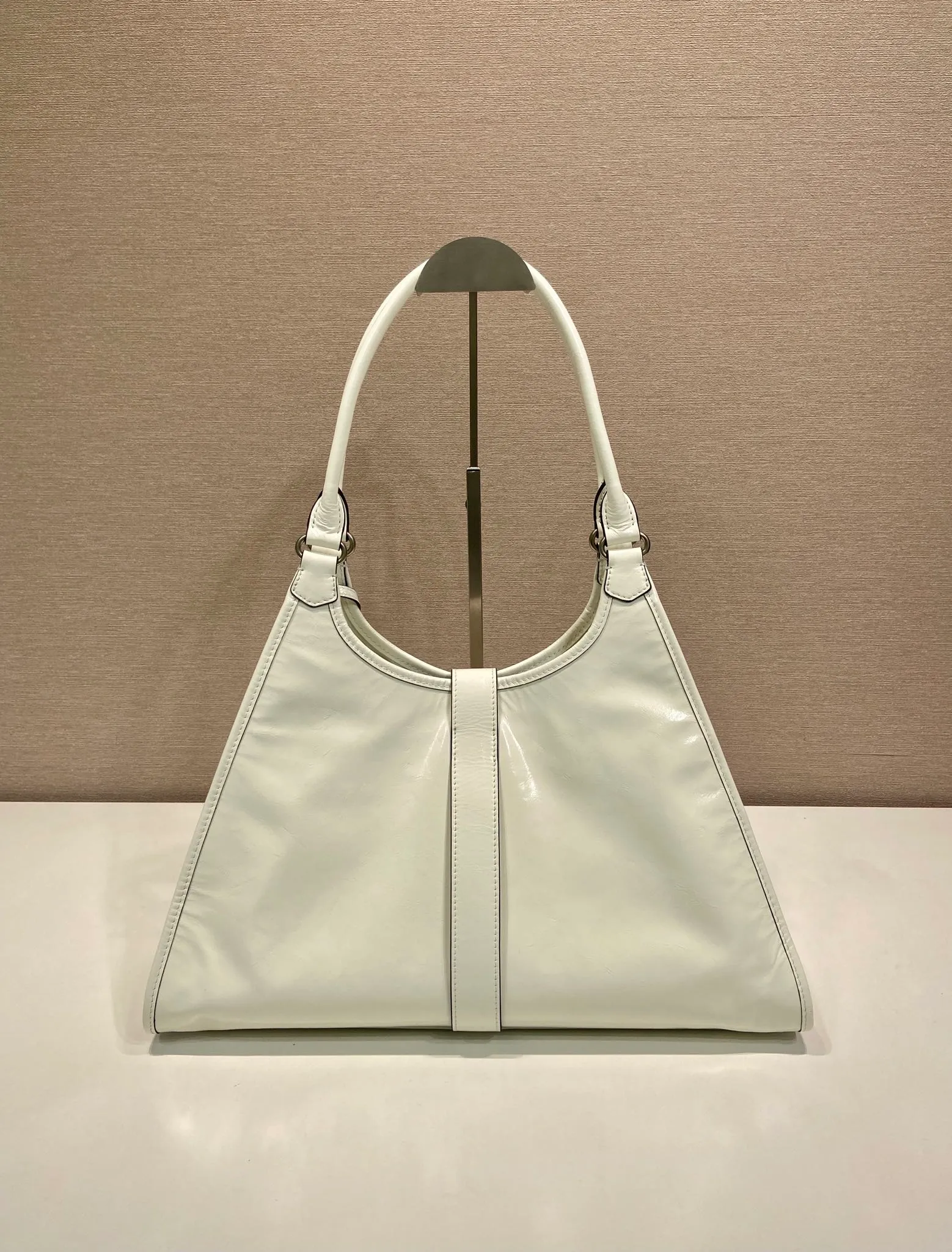 💰1900🎉New product🎉1BG570 spring and summer new model🎉🎉 This catwalk style is made of imported oil wax leather, top-grade hardware, the front panel is equipped with a buckle lock opening and closing, the capacity is large, it can be carried by hand or on the shoulder, the upper body effect is very stylish, if you like babies, hurry up and get it🎉🎉 Length 39x Height 24.5x Bottom 14cm🎉🎉🎉💰💰💰