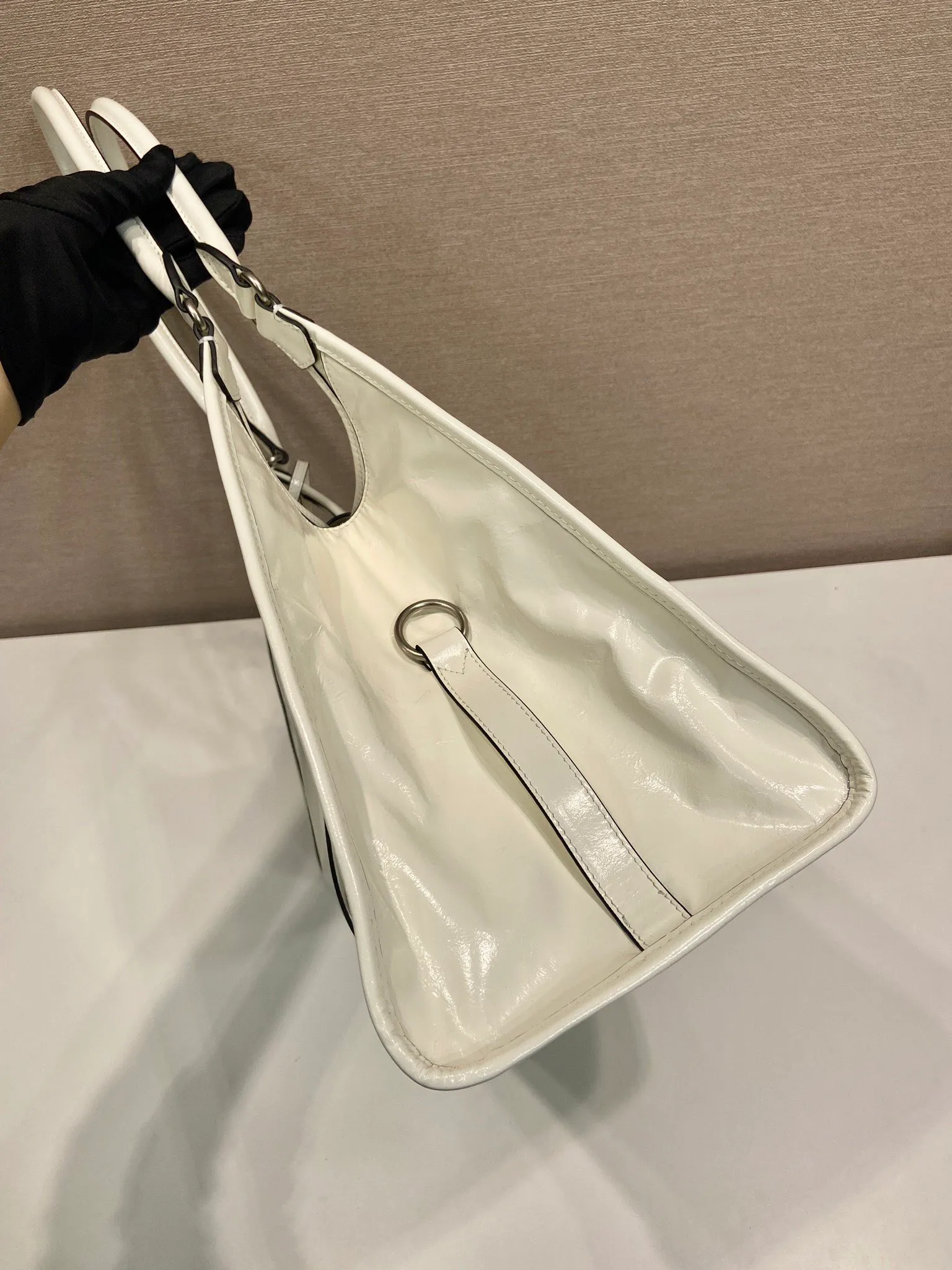 💰1900🎉New product🎉1BG570 spring and summer new model🎉🎉 This catwalk style is made of imported oil wax leather, top-grade hardware, the front panel is equipped with a buckle lock opening and closing, the capacity is large, it can be carried by hand or on the shoulder, the upper body effect is very stylish, if you like babies, hurry up and get it🎉🎉 Length 39x Height 24.5x Bottom 14cm🎉🎉🎉💰💰💰