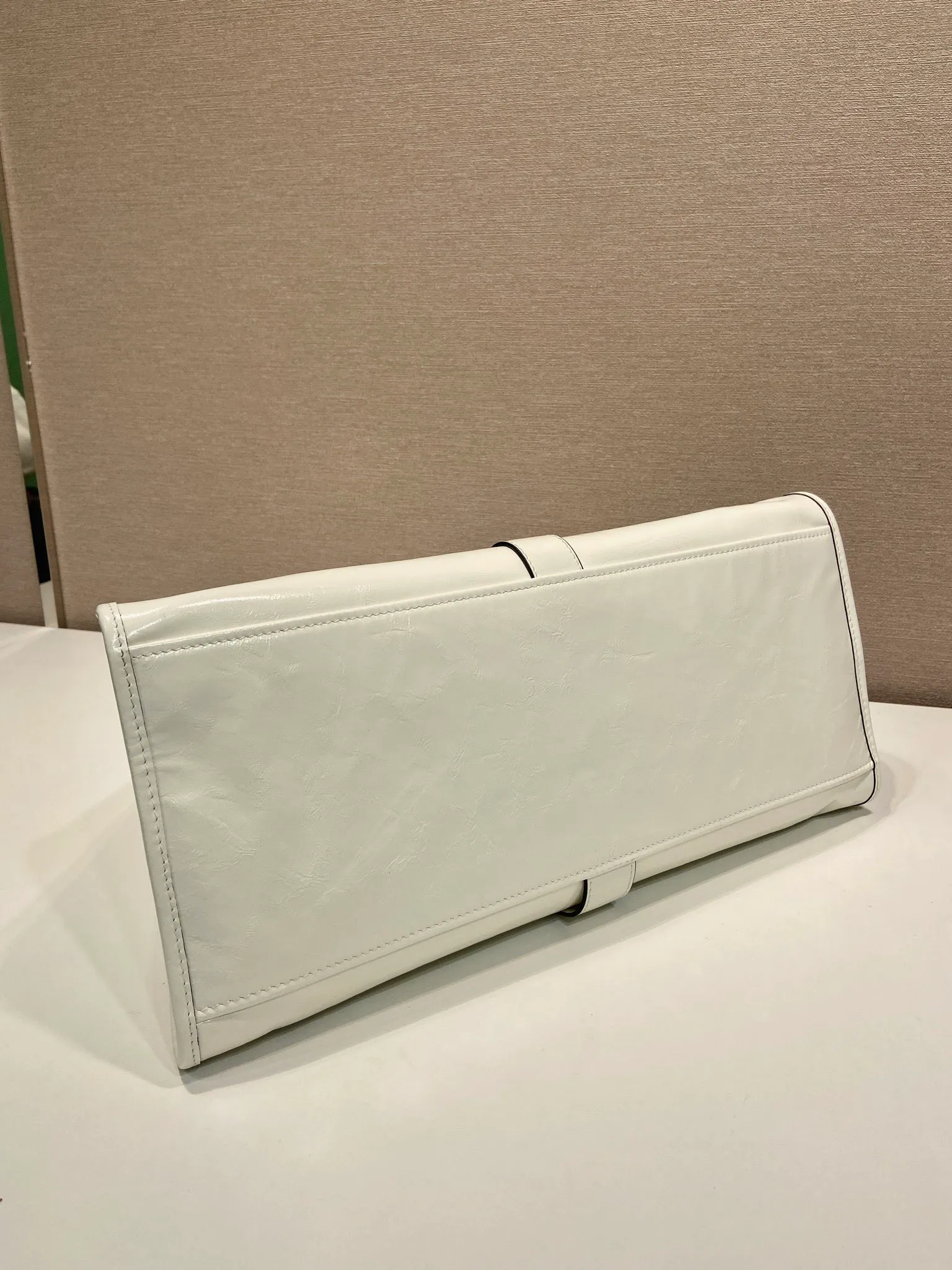 💰1900🎉New product🎉1BG570 spring and summer new model🎉🎉 This catwalk style is made of imported oil wax leather, top-grade hardware, the front panel is equipped with a buckle lock opening and closing, the capacity is large, it can be carried by hand or on the shoulder, the upper body effect is very stylish, if you like babies, hurry up and get it🎉🎉 Length 39x Height 24.5x Bottom 14cm🎉🎉🎉💰💰💰