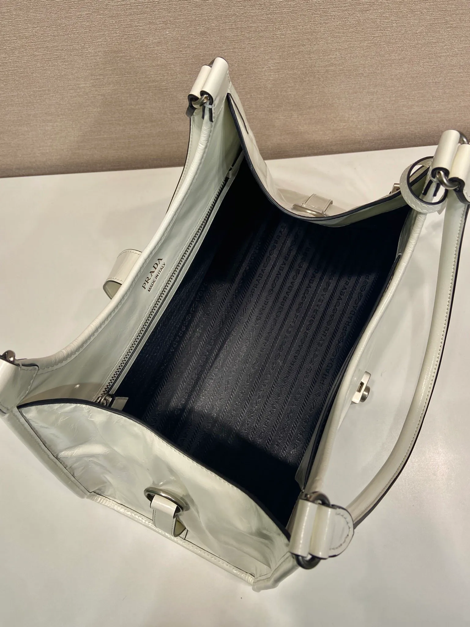 💰1900🎉New product🎉1BG570 spring and summer new model🎉🎉 This catwalk style is made of imported oil wax leather, top-grade hardware, the front panel is equipped with a buckle lock opening and closing, the capacity is large, it can be carried by hand or on the shoulder, the upper body effect is very stylish, if you like babies, hurry up and get it🎉🎉 Length 39x Height 24.5x Bottom 14cm🎉🎉🎉💰💰💰