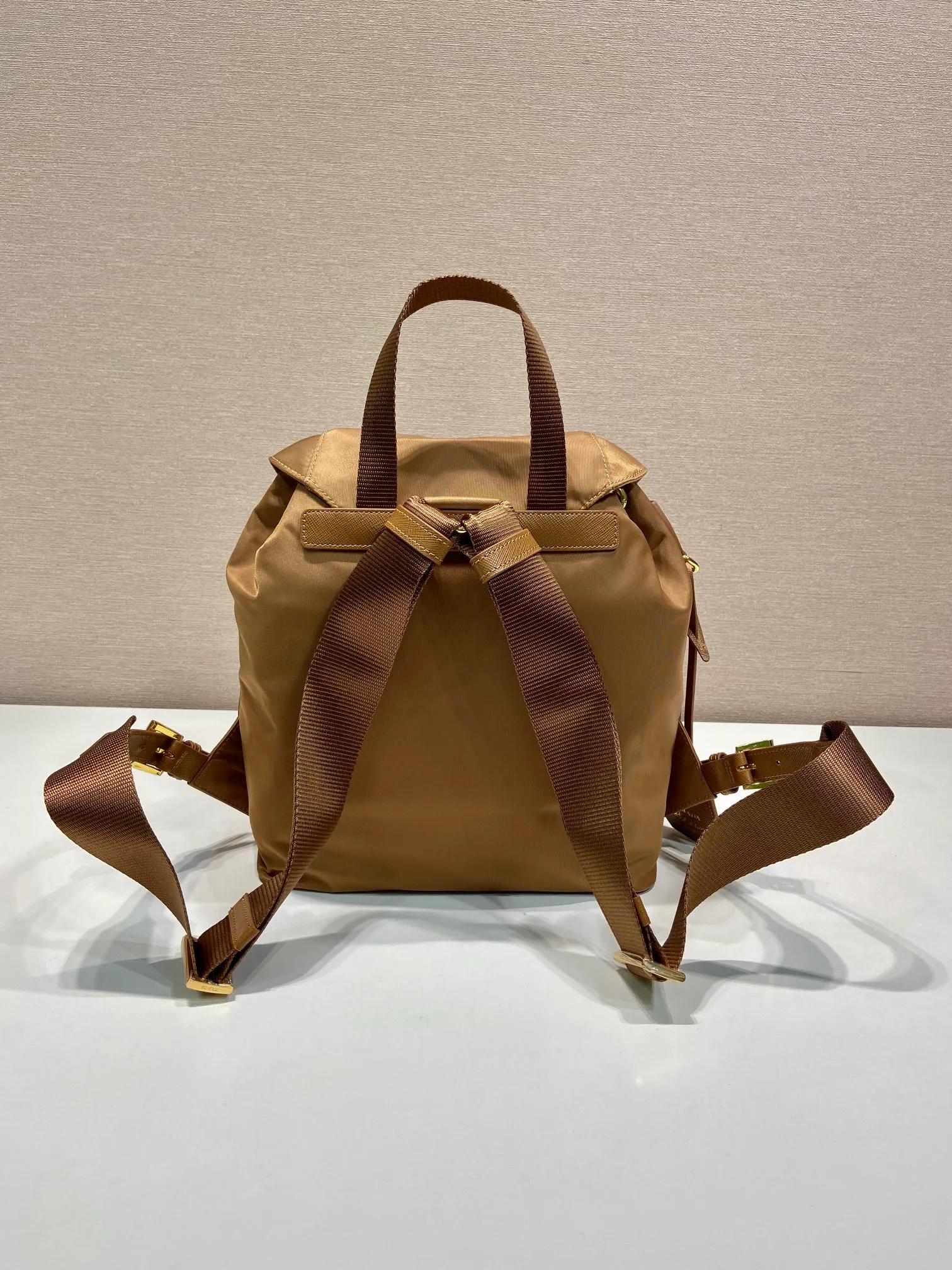 💰1000🎉Gold buckle classic backpack🎉1BZ677 gold hardware🎉🎉 This practical and innovative backpack is made of imported nylon fabric, adjustable shoulder straps and woven handles, removable Re-Edition leather key ring, front buckle flap pocket, enameled metal triangle logo on the flap, drawstring closure, logo-printed Re-Nylon lining with two interior pockets, one of which is zippered and has a large room. Classic and practical, it is a popular style that will never go out of style🎉🎉 Length 23.5x Height 28x Bottom 12cm🎉🎉🎉👏👏👏